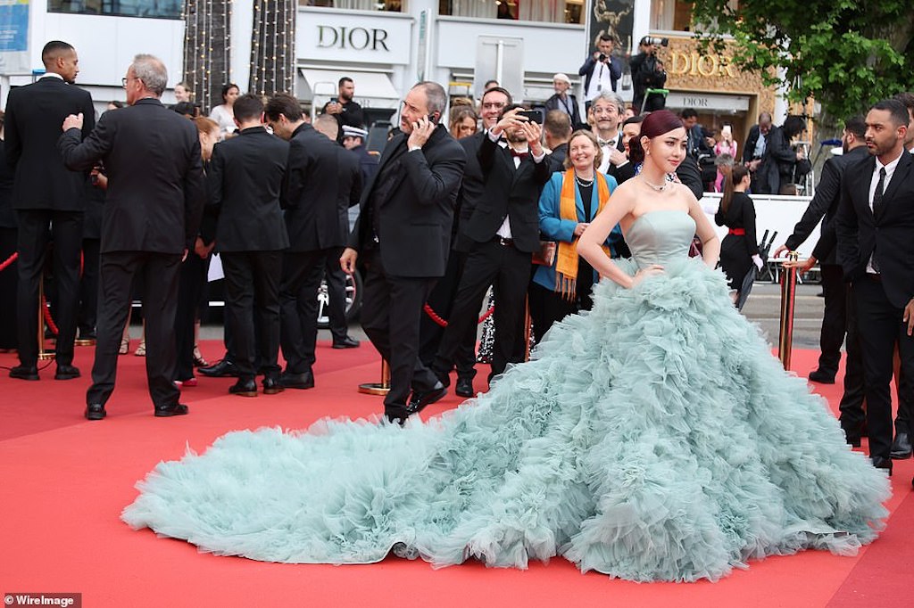 Con gái Jude Law diện đồ táo bạo, đọ sắc Rosé (BlackPink) trên thảm đỏ Cannes - Ảnh 7.