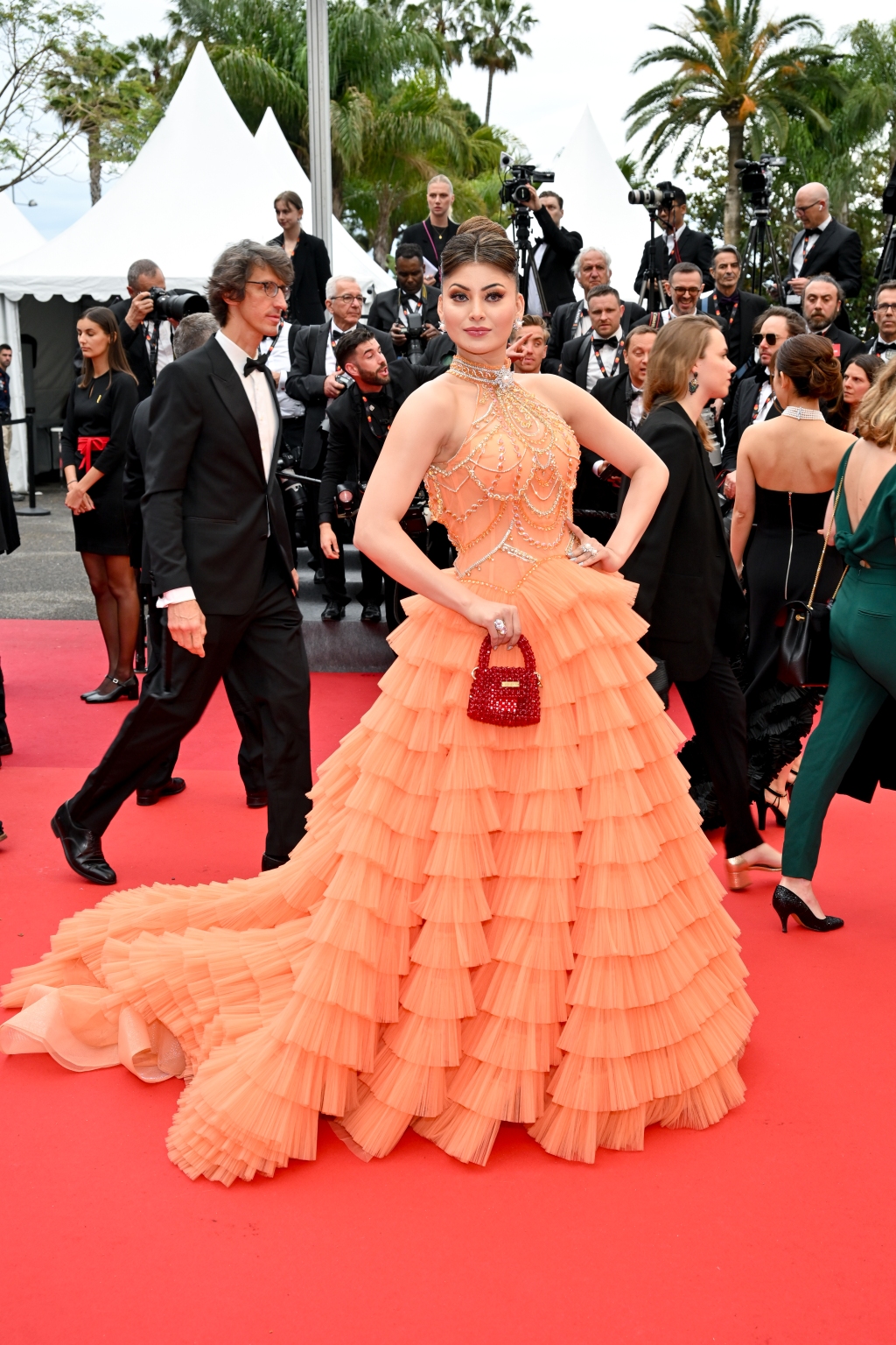 Con gái Jude Law diện đồ táo bạo, đọ sắc Rosé (BlackPink) trên thảm đỏ Cannes - Ảnh 8.