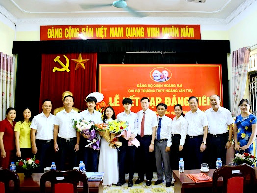 Hà Nội kết nạp Đảng cho 3 học sinh THPT của Q.Hoàng Mai - Ảnh 1.