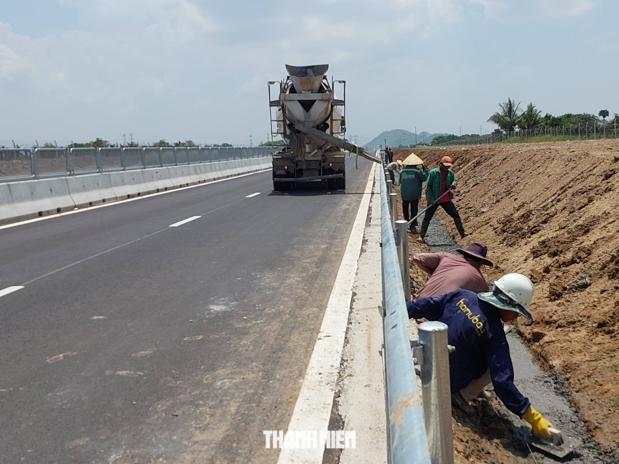 Cận cảnh cao tốc Vĩnh Hảo - Phan Thiết trước giờ đi vào vận hành - Ảnh 2.