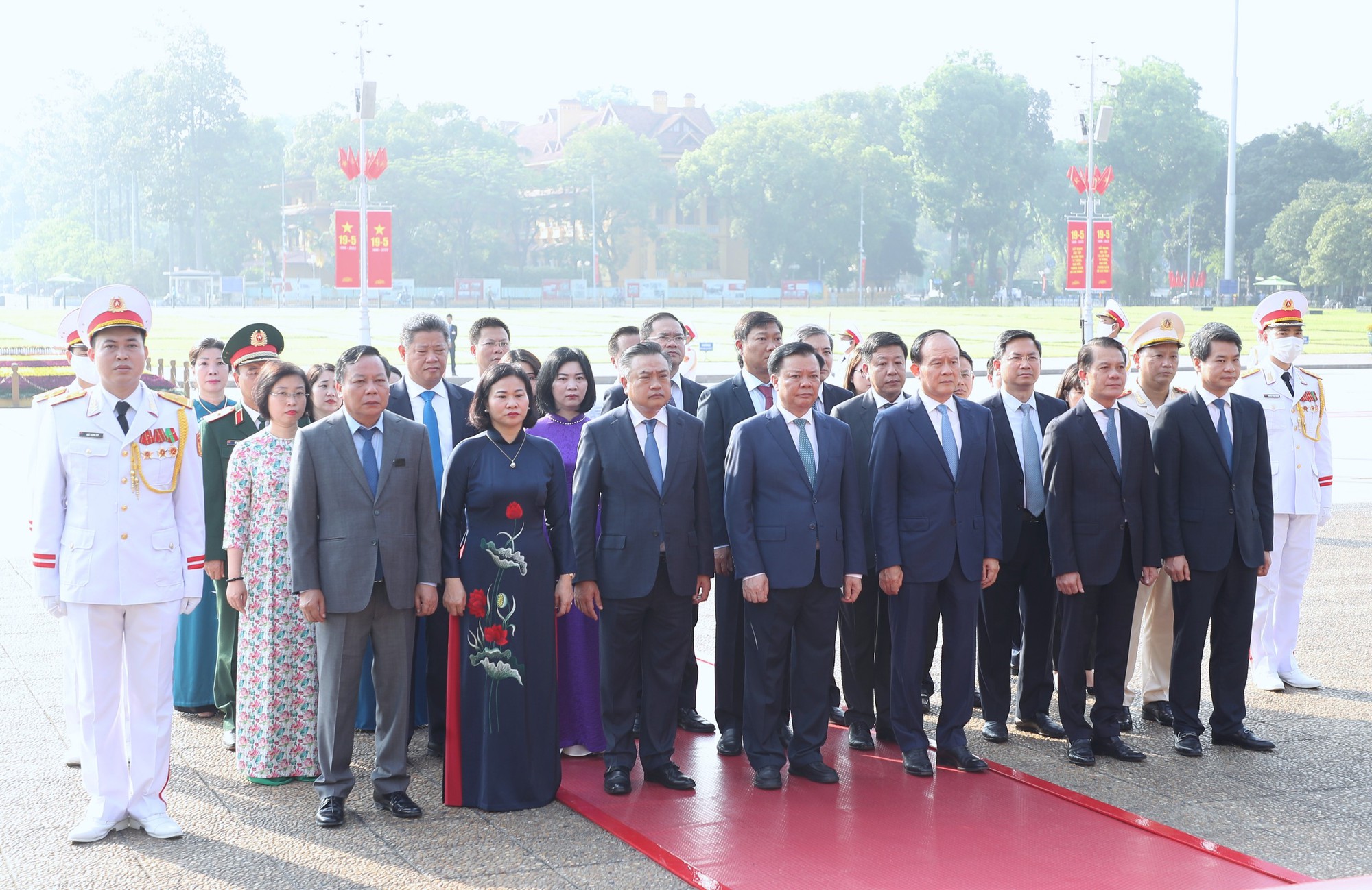 Lãnh đạo Đảng, Nhà nước vào lăng viếng Chủ tịch Hồ Chí Minh - Ảnh 8.