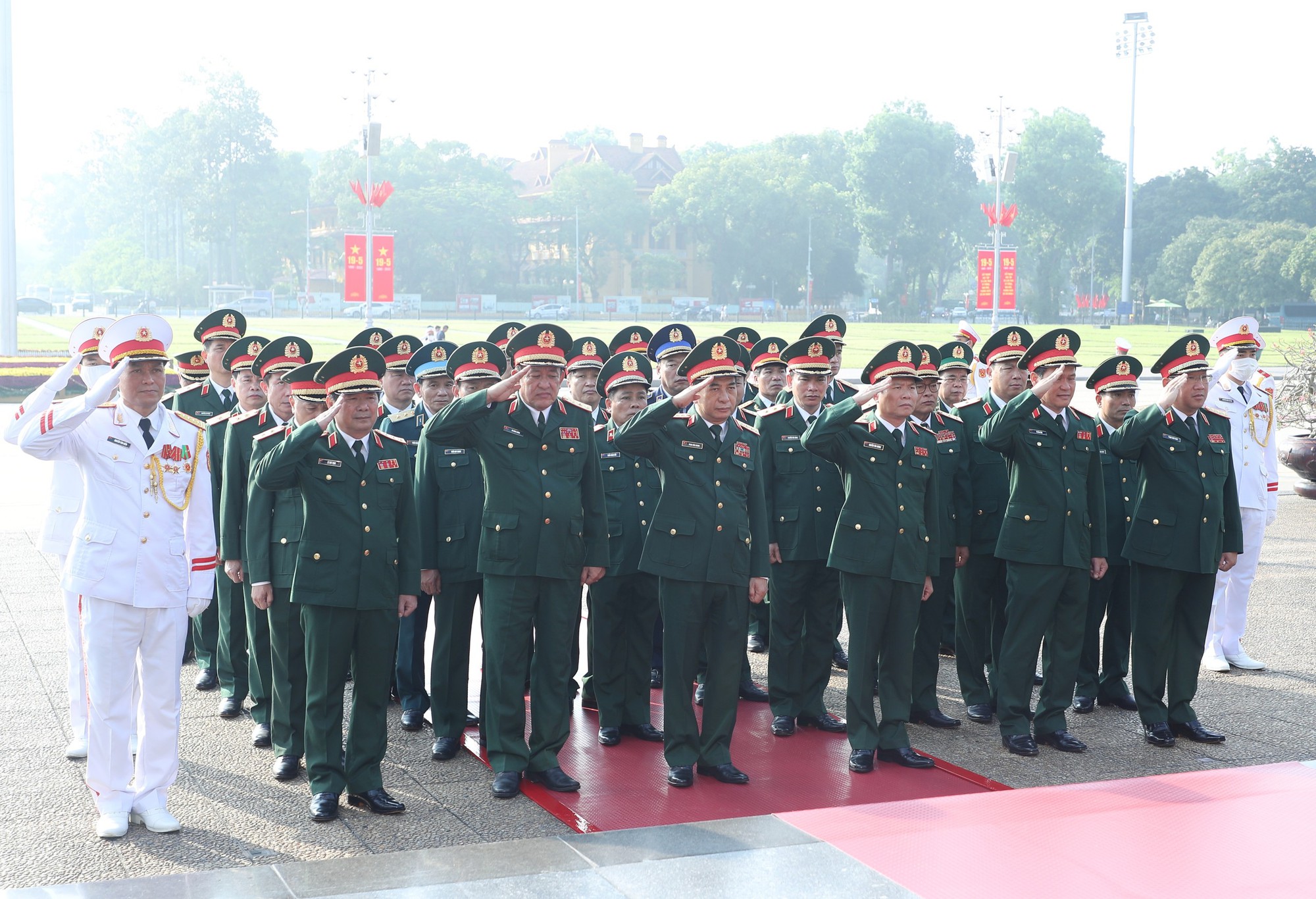 Lãnh đạo Đảng, Nhà nước vào lăng viếng Chủ tịch Hồ Chí Minh - Ảnh 5.