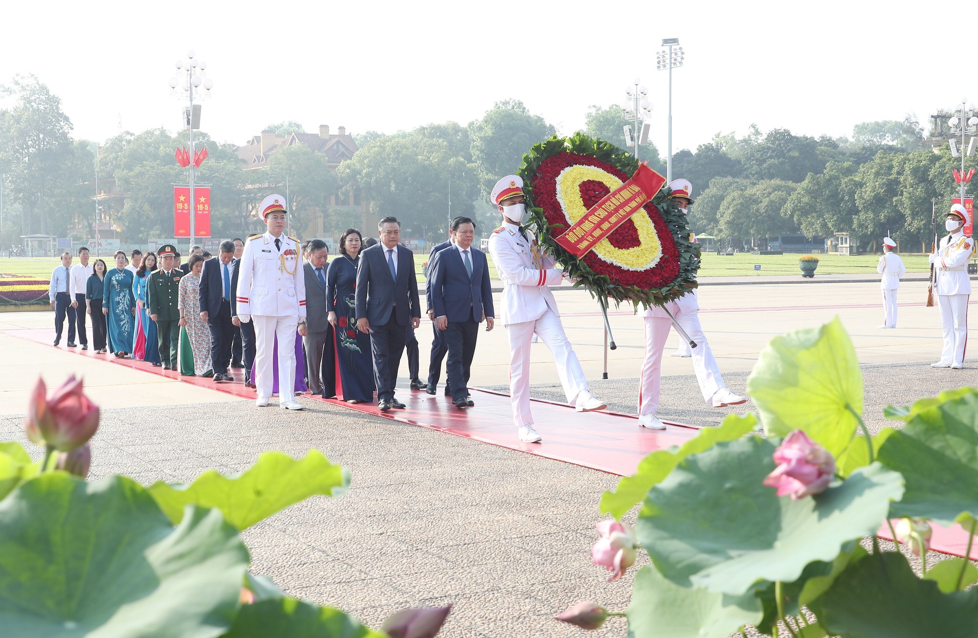 Lãnh đạo Đảng, Nhà nước vào lăng viếng Chủ tịch Hồ Chí Minh - Ảnh 7.