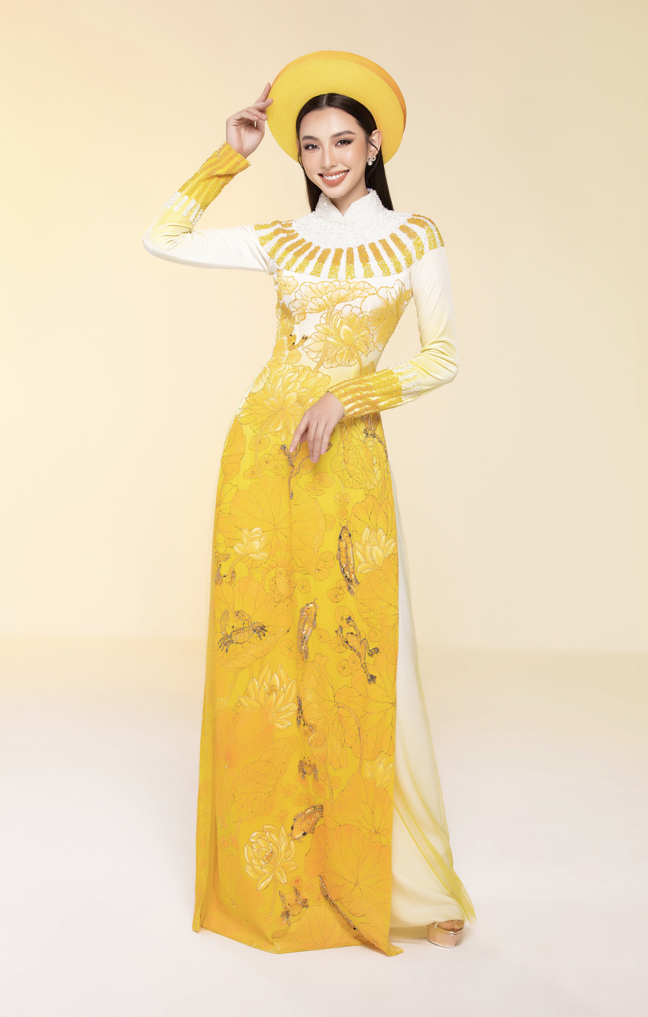 Hoa hậu Thùy Tiên diện đầm cúp ngực đọ sắc với Bảo Ngọc, Lương Thùy Linh  - Ảnh 3.