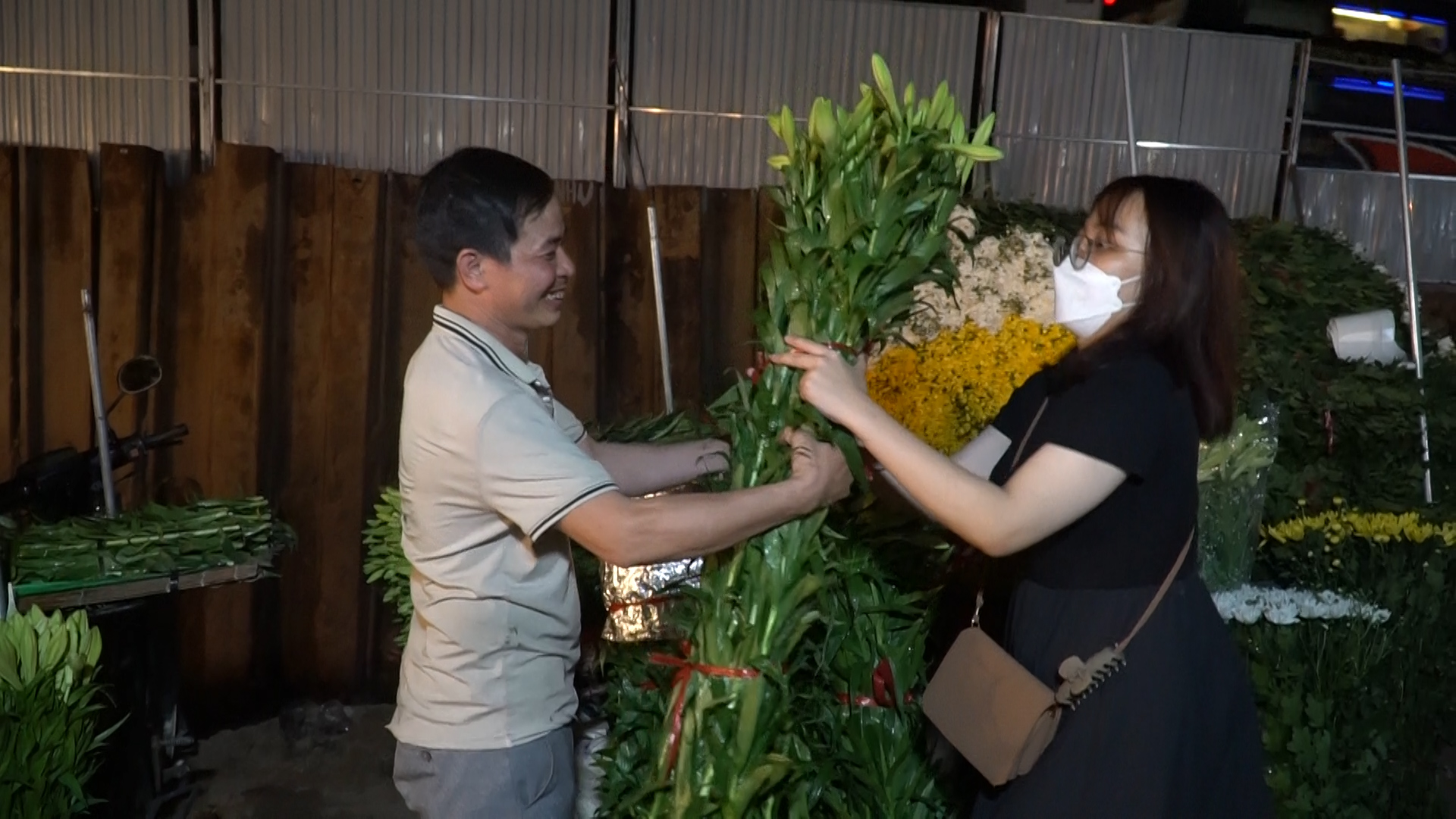Hoa loa kèn bất ngờ tăng giá giữa mùa, nông dân Đan Phượng phấn khởi - Ảnh 4.