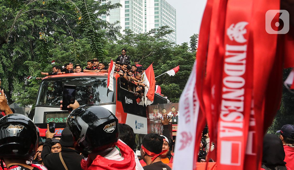 Đường phố Indonesia đông nghẹt vì màn diễu hành của U.22 Indonesia - Ảnh 13.