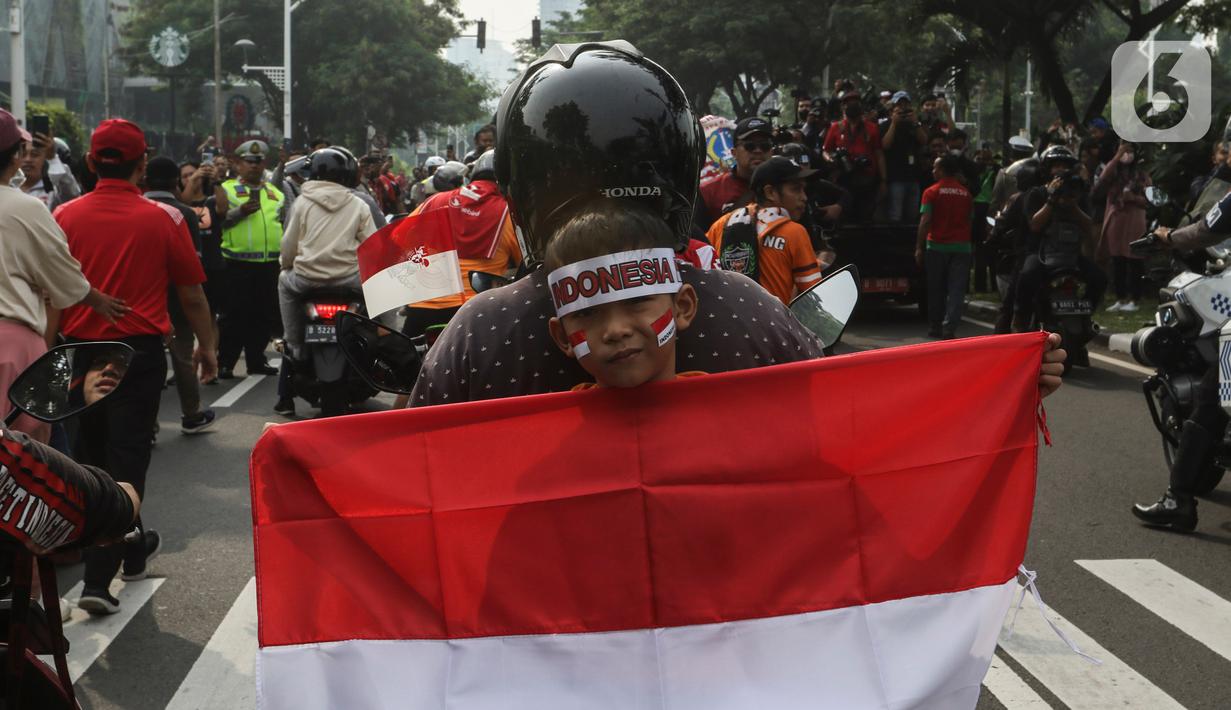Đường phố Indonesia đông nghẹt vì màn diễu hành của U.22 Indonesia - Ảnh 11.