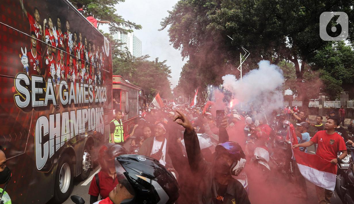 Đường phố Indonesia đông nghẹt vì màn diễu hành của U.22 Indonesia - Ảnh 9.