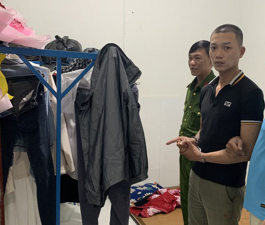 Khánh Hòa: Khởi tố đối tượng dùng dao cướp tài sản chủ cửa hàng quần áo - Ảnh 1.