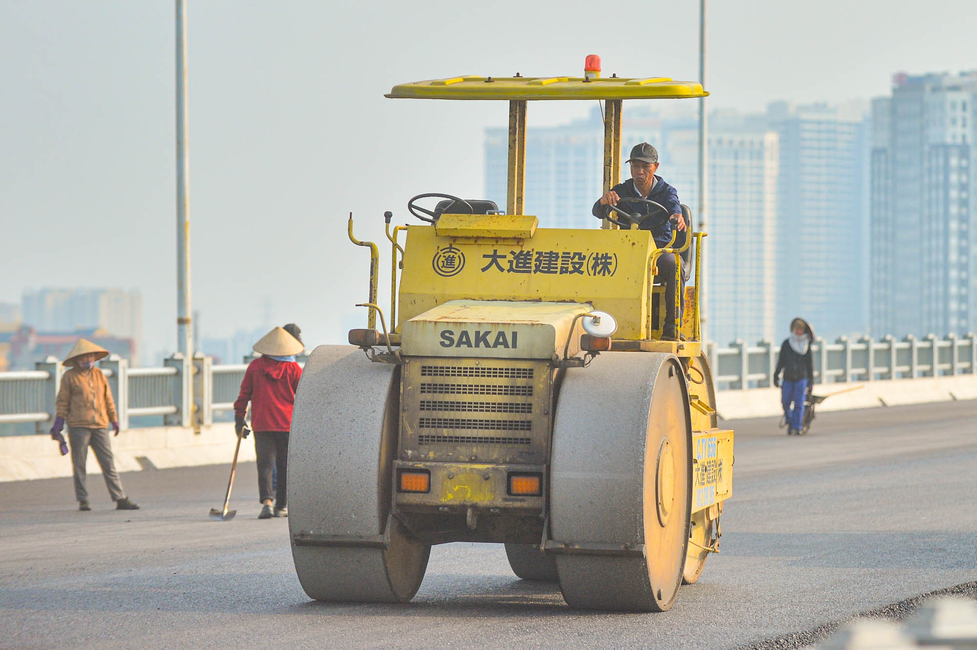 Công nhân 'phơi mình' lao động trên đại công trường 2.500 tỉ giữa nắng nóng 39 độ - Ảnh 2.