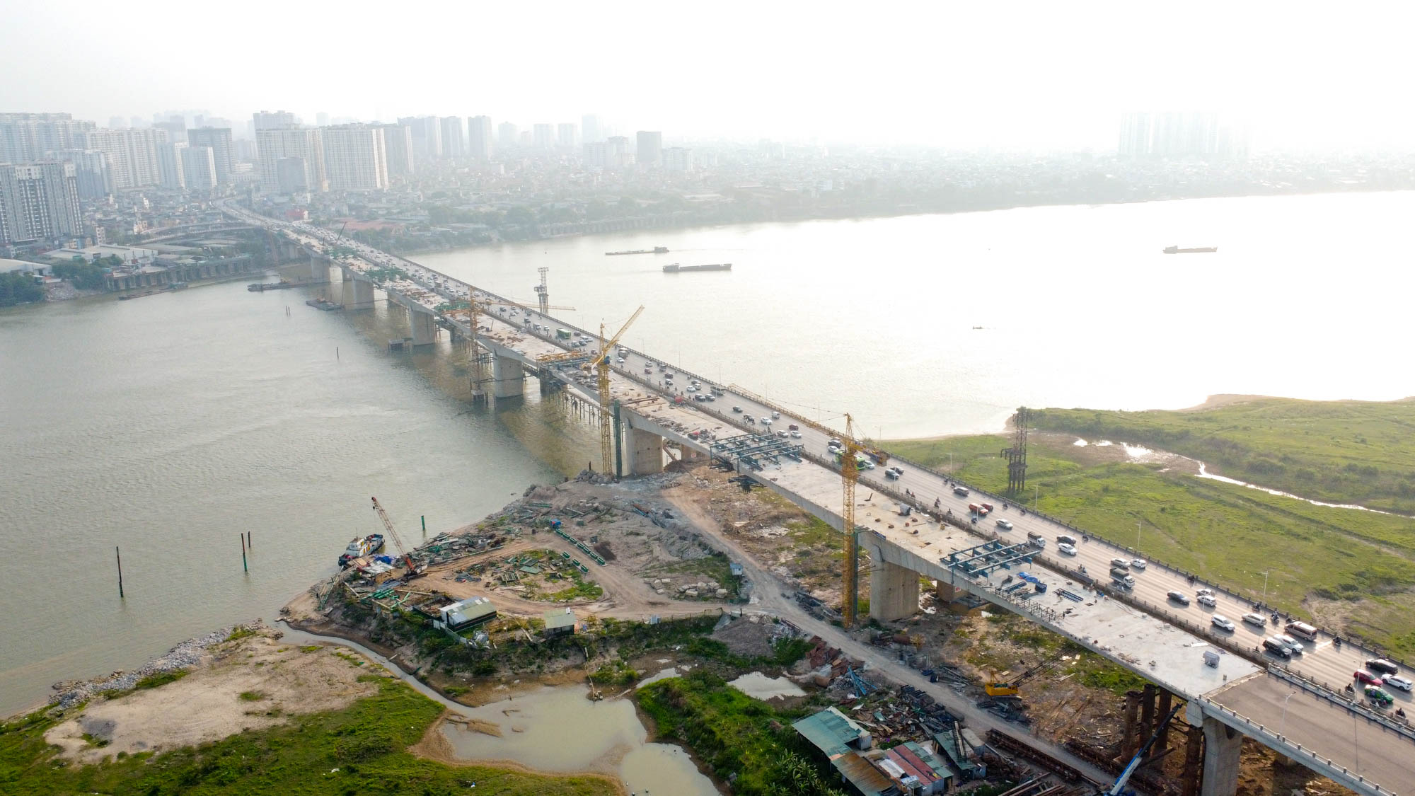 Công nhân 'phơi mình' lao động trên đại công trường 2.500 tỉ giữa nắng nóng 39 độ - Ảnh 1.