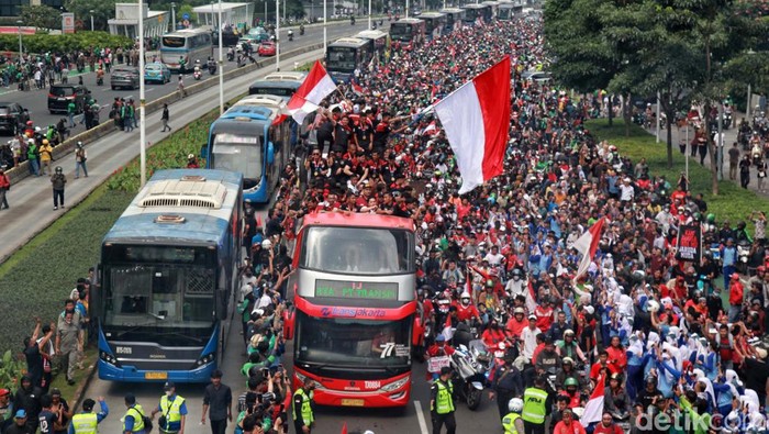 Đường phố Indonesia đông nghẹt vì màn diễu hành của U.22 Indonesia - Ảnh 16.