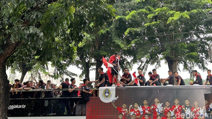 Đường phố Indonesia đông nghẹt vì màn diễu hành của U.22 Indonesia - Ảnh 15.