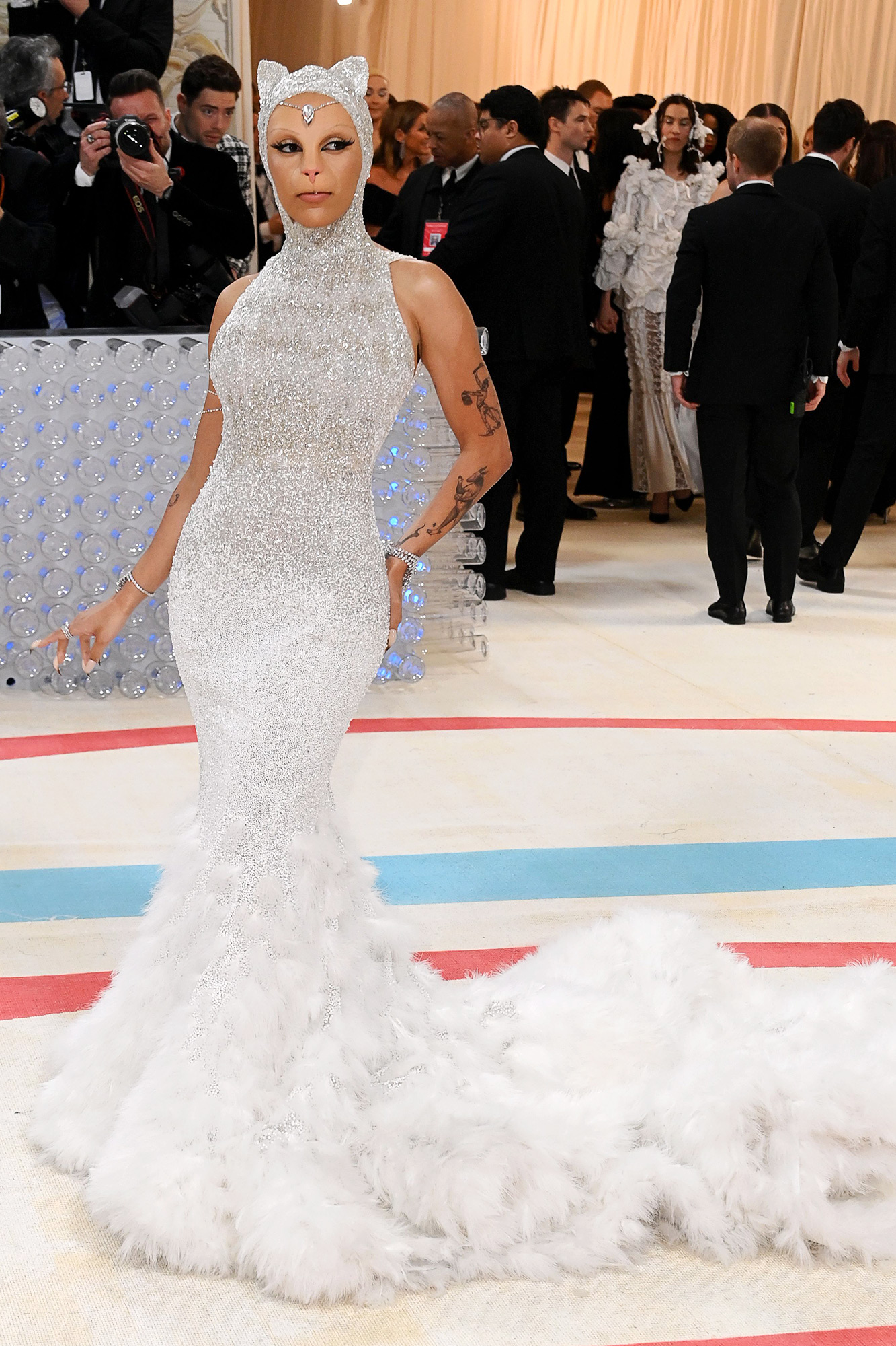 Sao nữ lột đồ và những màn ‘chặt chém’ gây ‘náo loạn’ Met Gala 2023 - Ảnh 4.