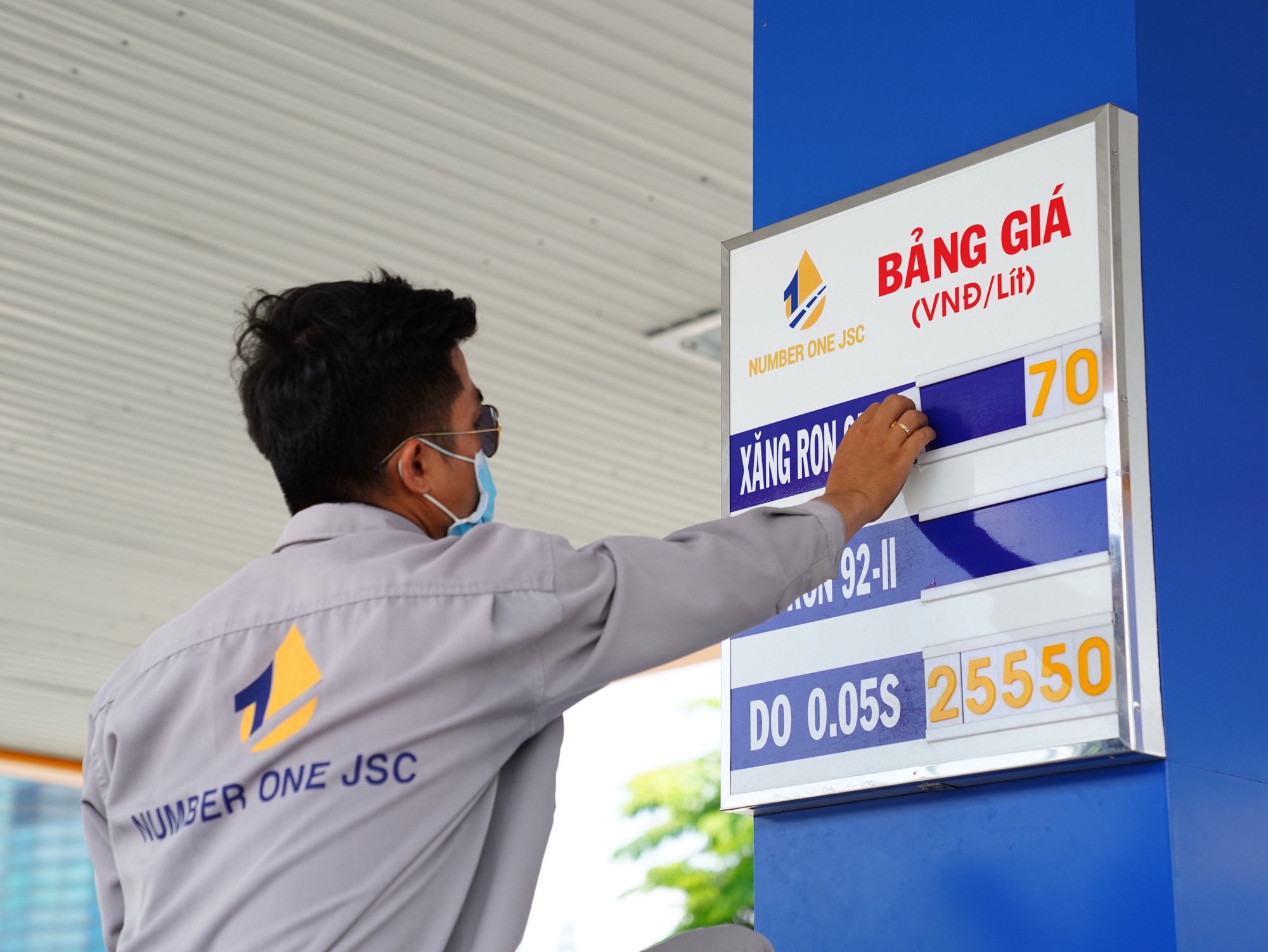 Giá xăng dầu hôm nay 3.5.2023: Xăng trong nước ngày mai giảm mạnh?