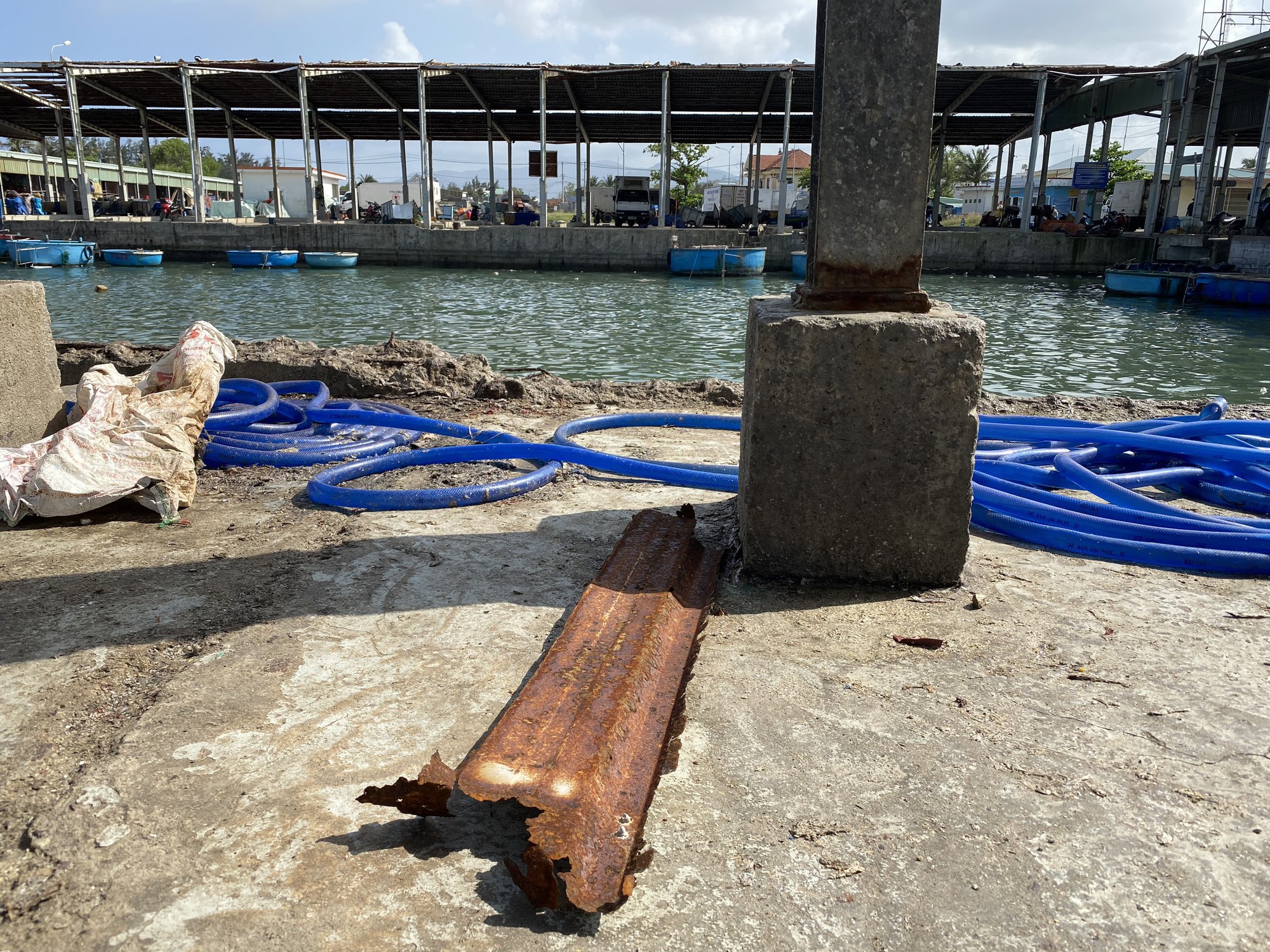 Bình Định: Cận cảnh cảng cá bị xuống cấp nghiêm trọng, gây nguy hiểm cho người dân - Ảnh 8.