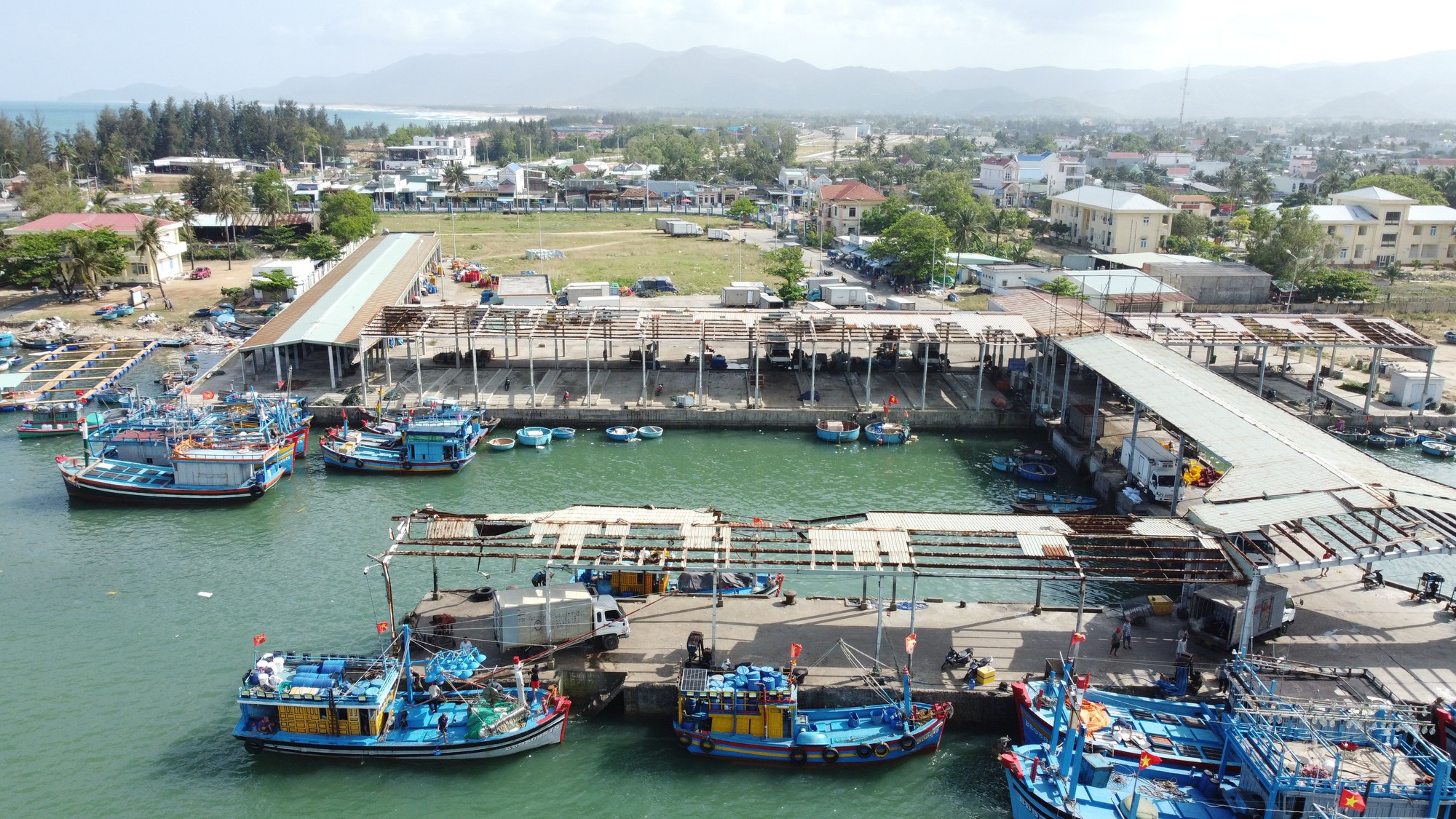 Bình Định: Cận cảnh cảng cá bị xuống cấp nghiêm trọng, gây nguy hiểm cho người dân - Ảnh 9.