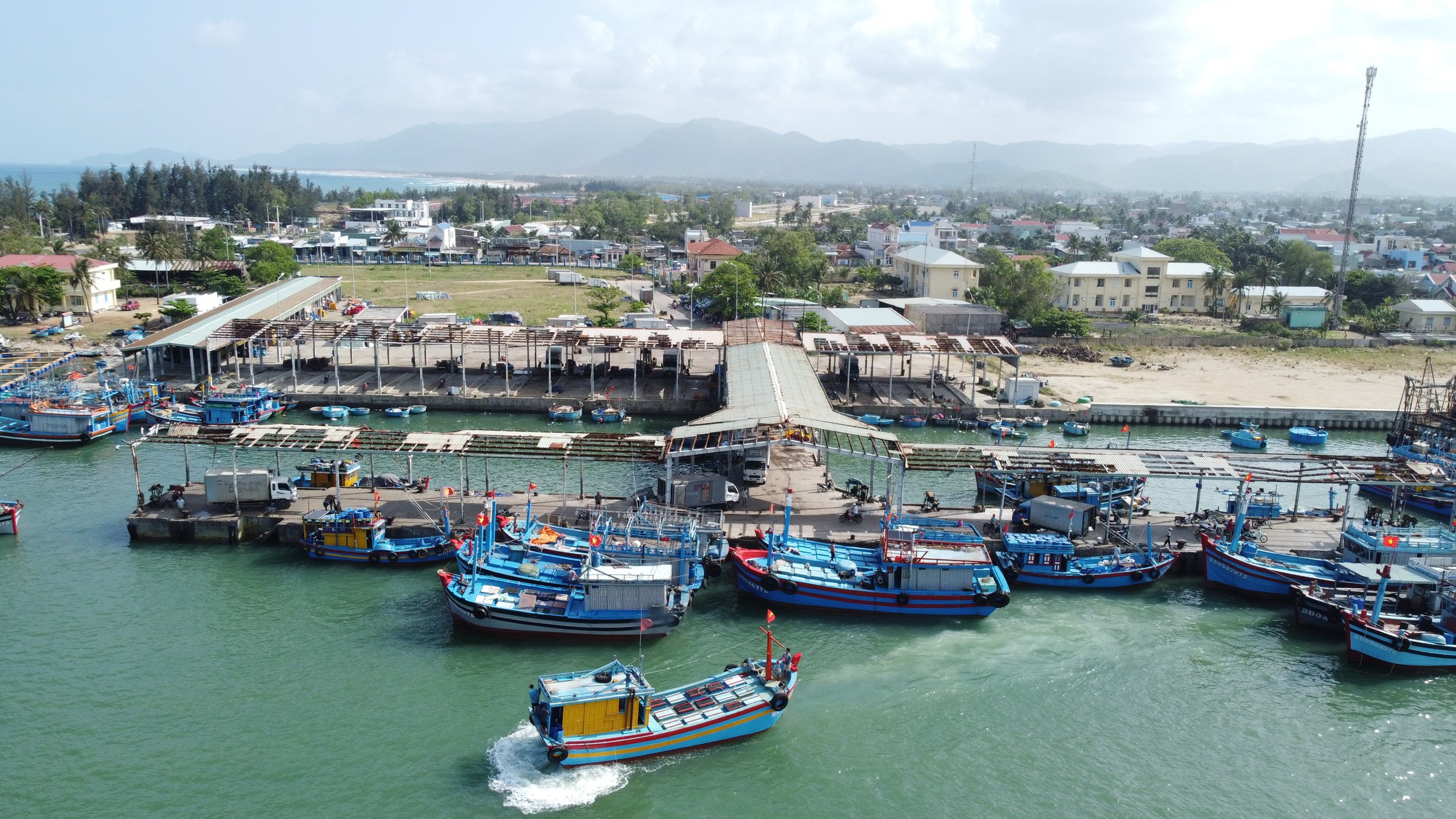 Bình Định: Cận cảnh cảng cá bị xuống cấp nghiêm trọng, gây nguy hiểm cho người dân - Ảnh 1.