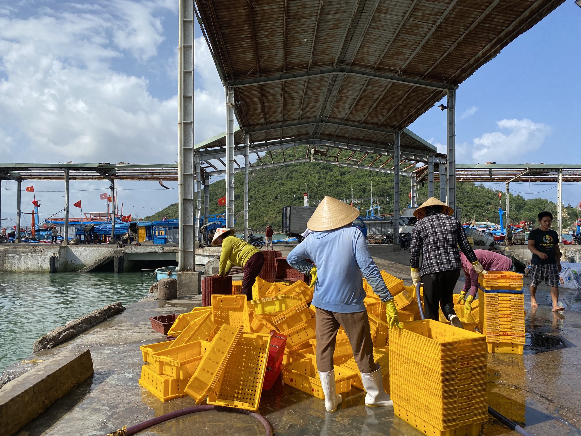 Bình Định: Cận cảnh cảng cá bị xuống cấp nghiêm trọng, gây nguy hiểm cho người dân - Ảnh 7.