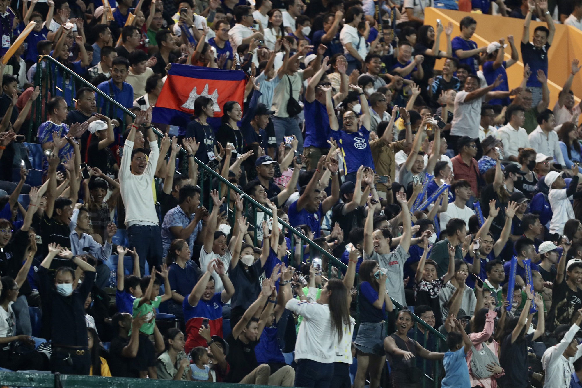 Sắc thái mới của HLV Keisuke Honda ‘cực chất’, CĐV Campuchia xem kín sân Olympic - Ảnh 4.