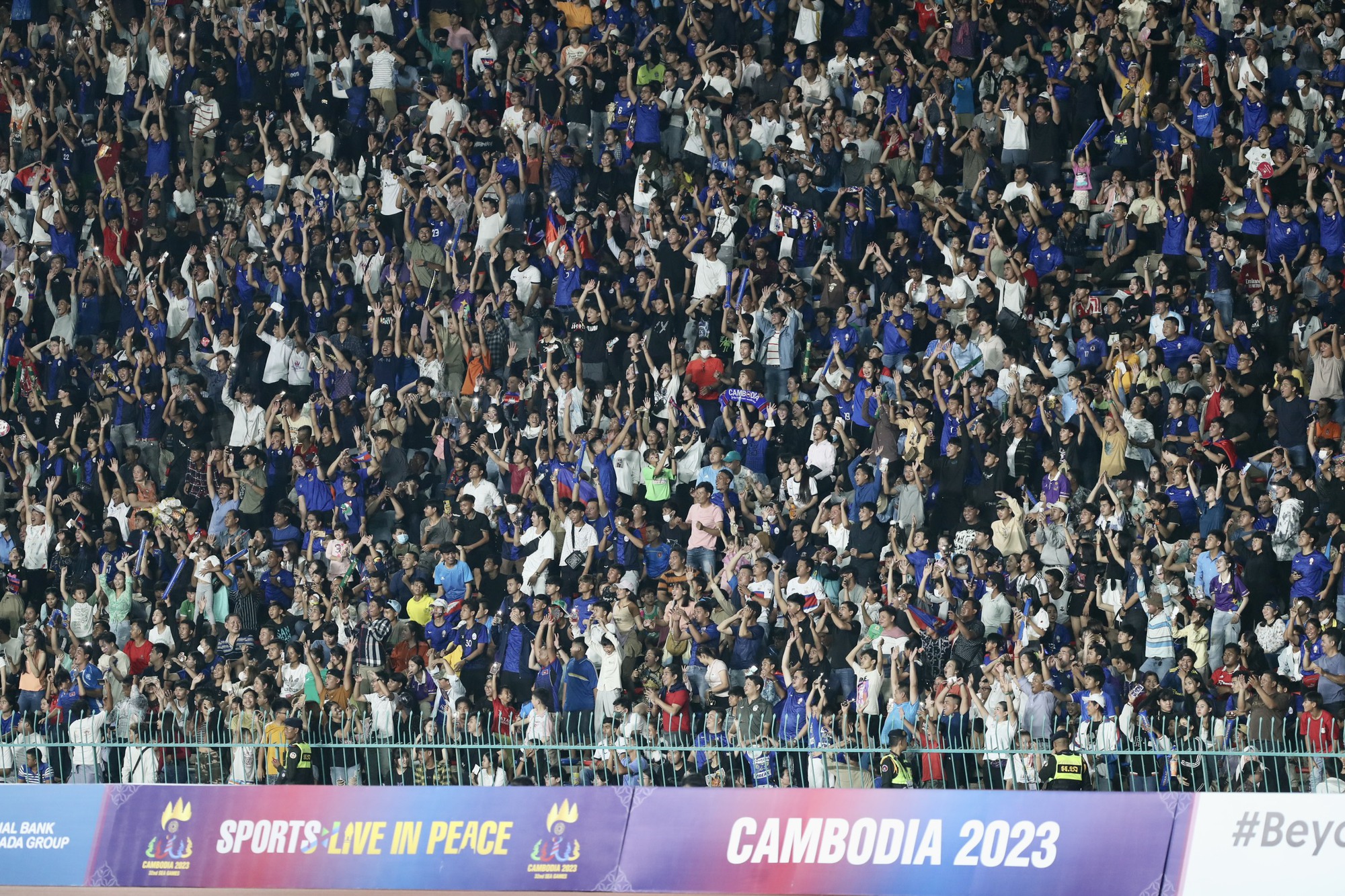 Sắc thái mới của HLV Keisuke Honda ‘cực chất’, CĐV Campuchia xem kín sân Olympic - Ảnh 3.