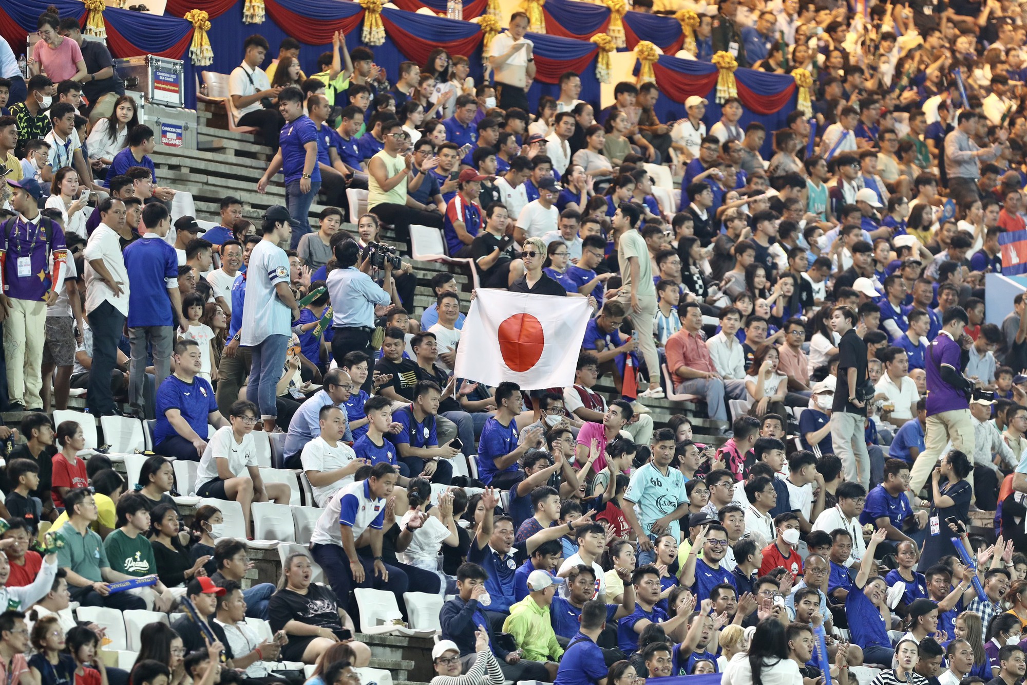 Sắc thái mới của HLV Keisuke Honda ‘cực chất’, CĐV Campuchia xem kín sân Olympic - Ảnh 2.