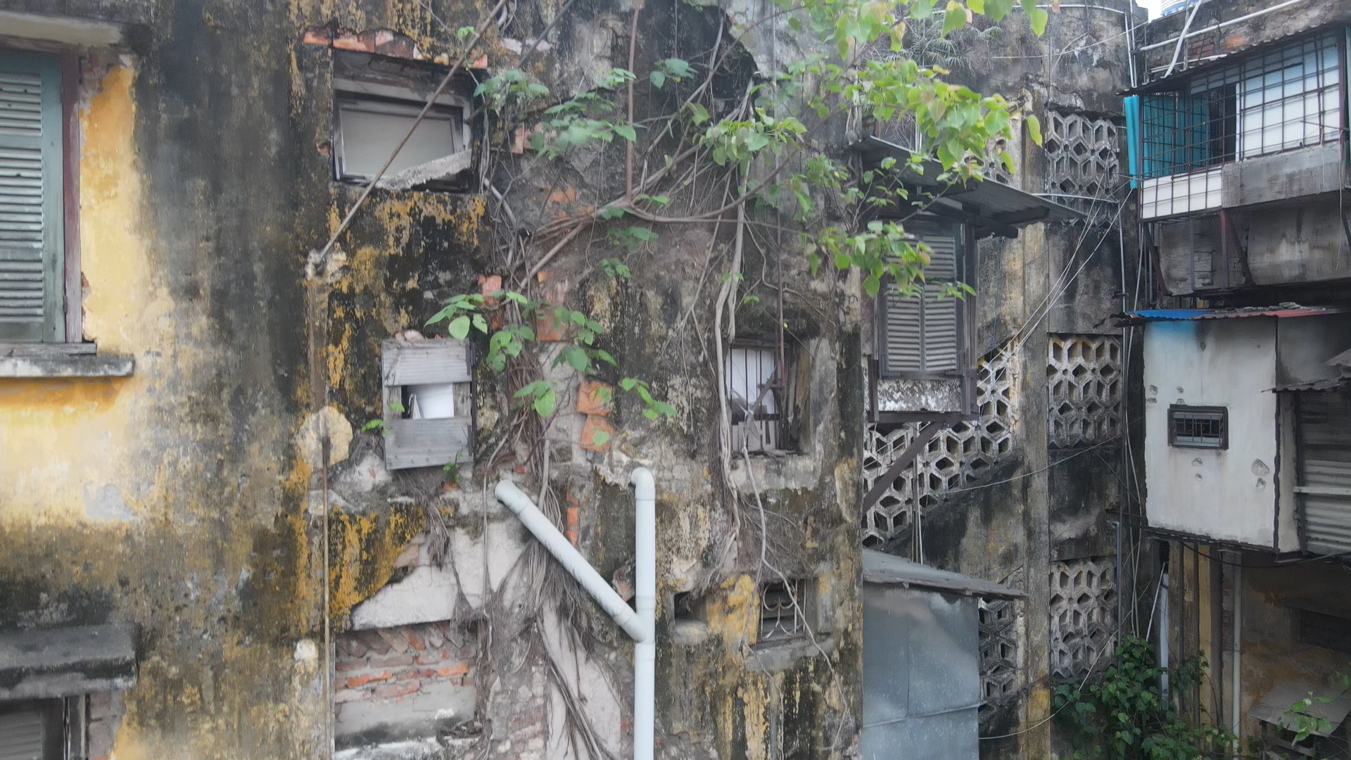 Bên trong các căn nhà tập thể đổ nát nguy hiểm bậc nhất ở Hà Nội - Ảnh 4.