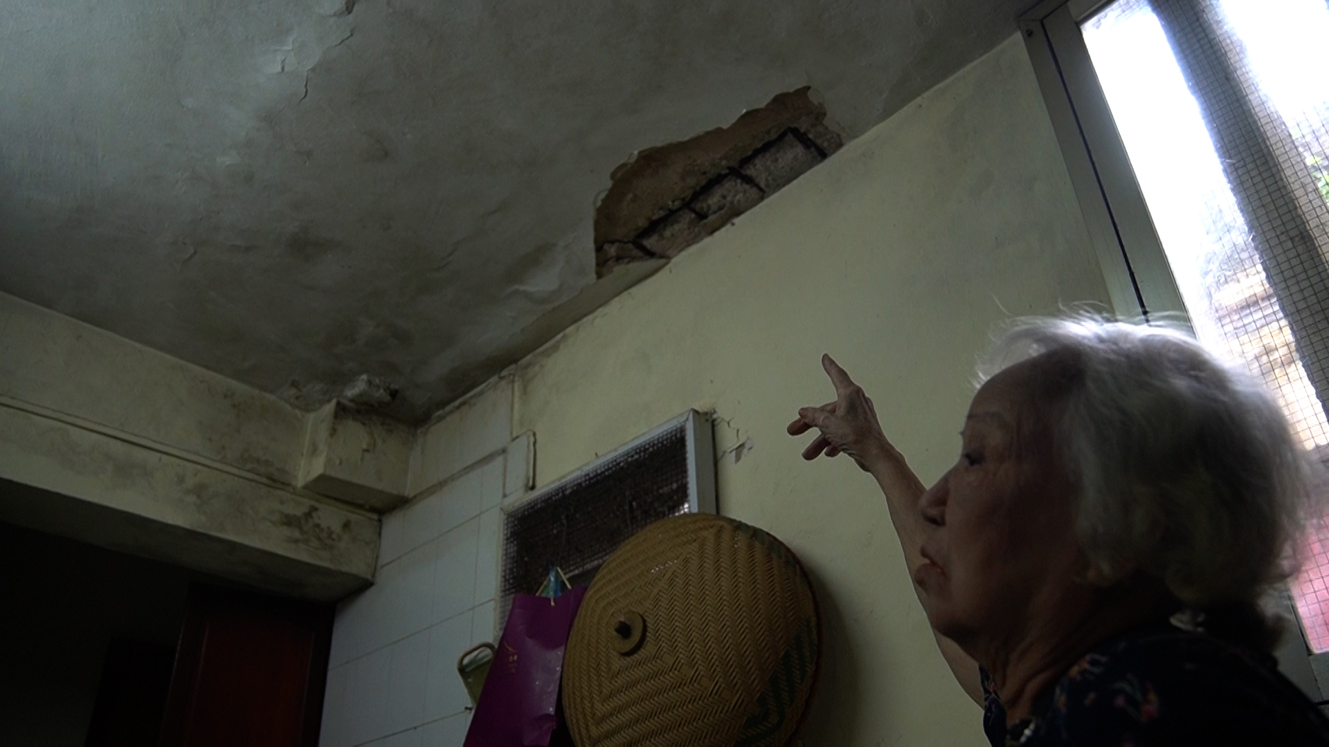 Bên trong các căn nhà tập thể đổ nát nguy hiểm bậc nhất ở Hà Nội - Ảnh 2.