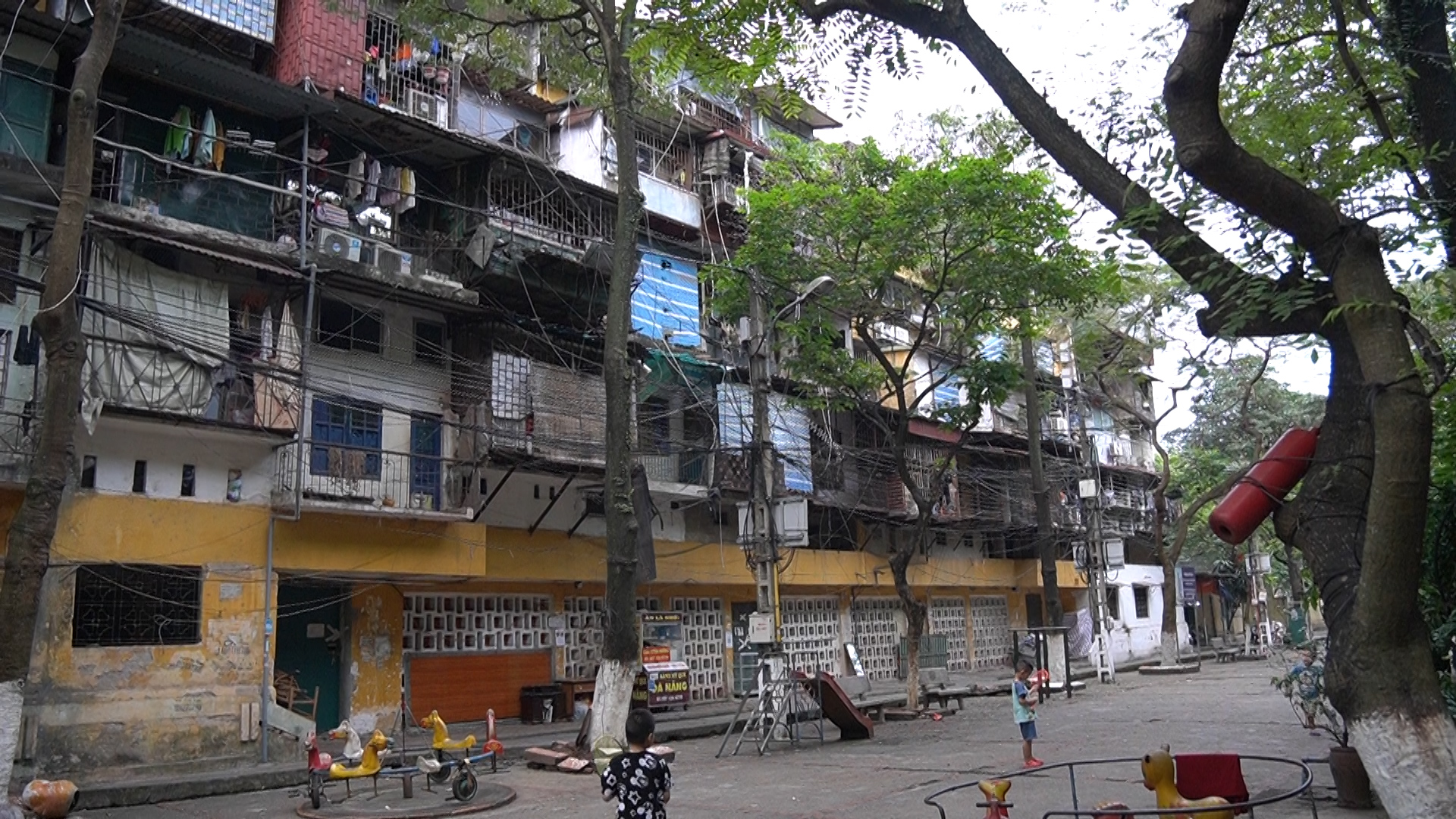Bên trong các căn nhà tập thể đổ nát nguy hiểm bậc nhất ở Hà Nội - Ảnh 3.