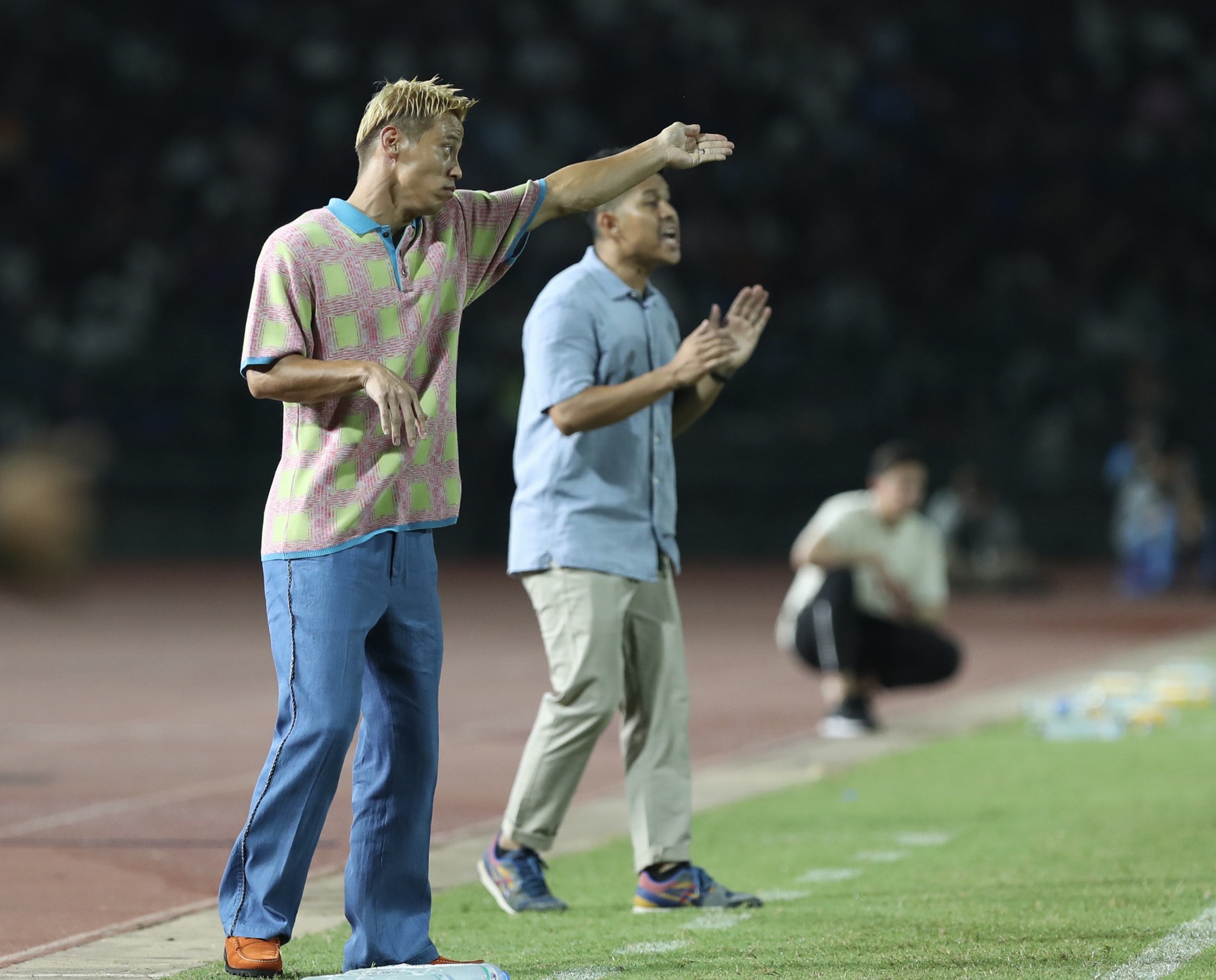 Sắc thái mới của HLV Keisuke Honda ‘cực chất’, CĐV Campuchia xem kín sân Olympic - Ảnh 8.