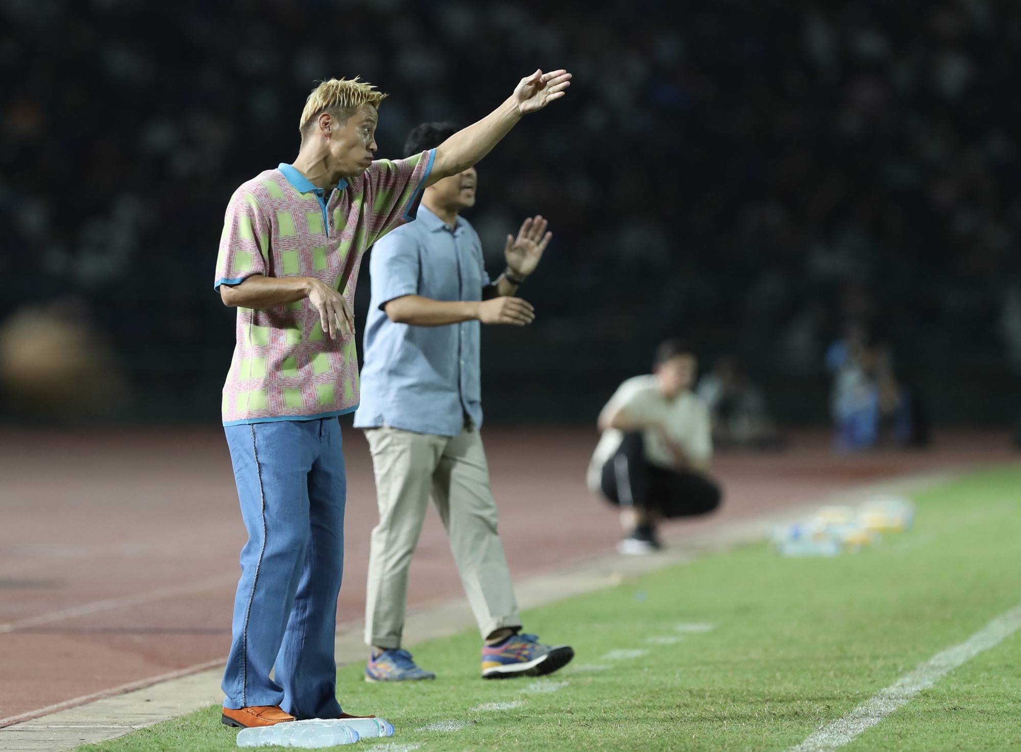 Sắc thái mới của HLV Keisuke Honda ‘cực chất’, CĐV Campuchia xem kín sân Olympic - Ảnh 6.