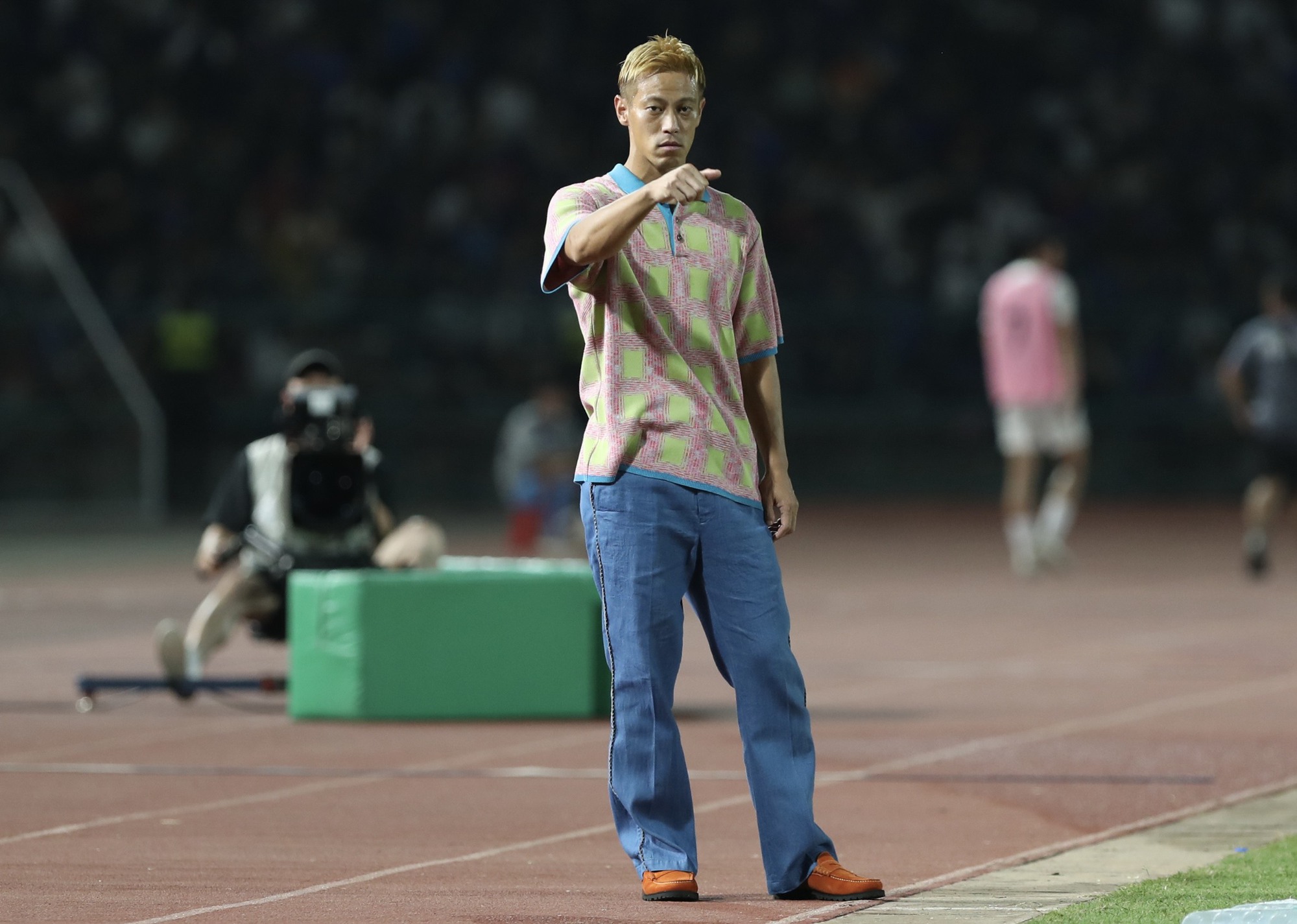 Sắc thái mới của HLV Keisuke Honda ‘cực chất’, CĐV Campuchia xem kín sân Olympic - Ảnh 9.