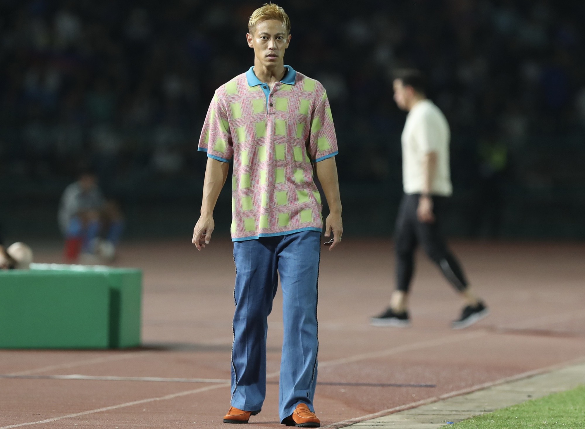 Sắc thái mới của HLV Keisuke Honda ‘cực chất’, CĐV Campuchia xem kín sân Olympic - Ảnh 10.