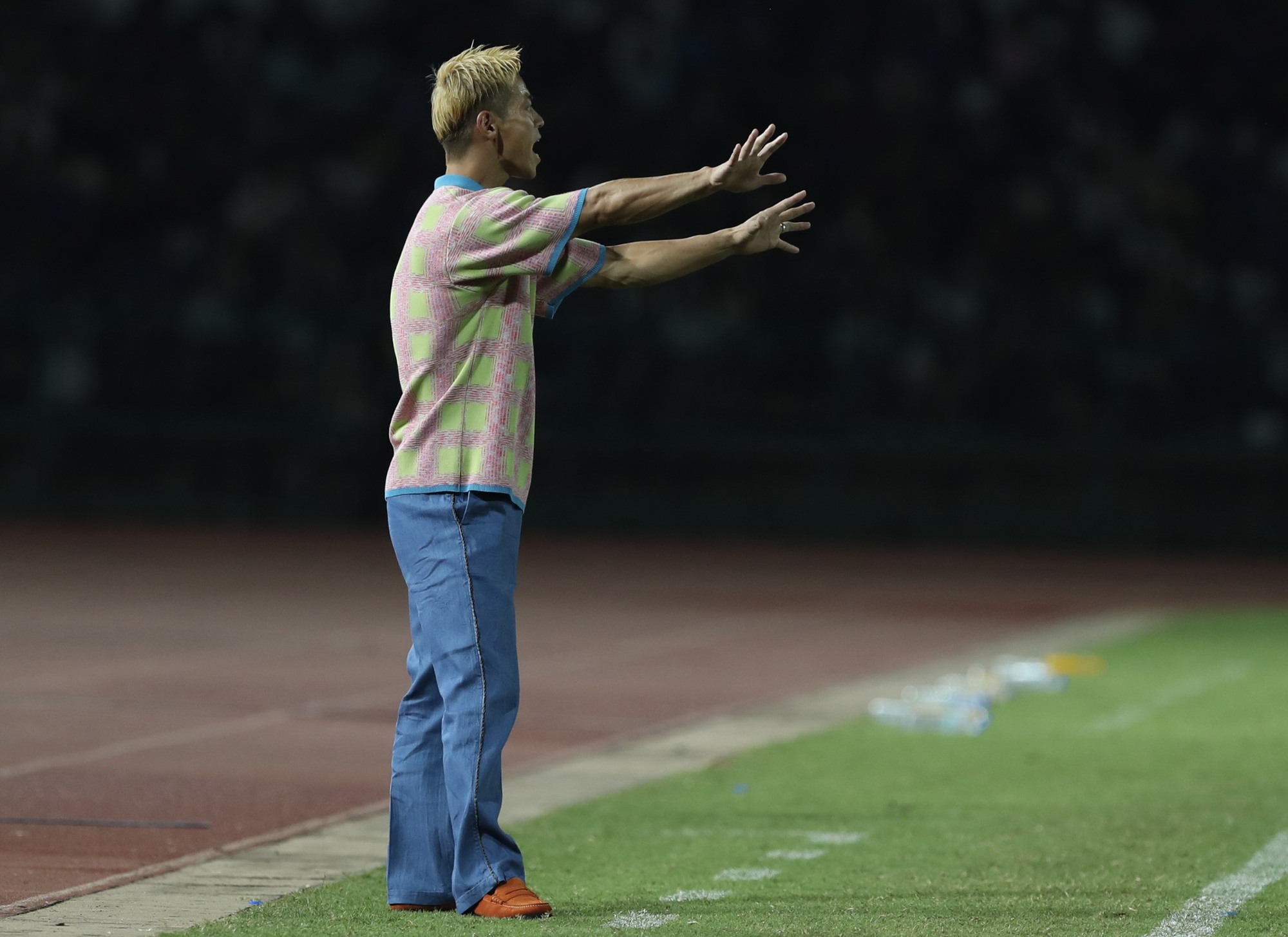 Sắc thái mới của HLV Keisuke Honda ‘cực chất’, CĐV Campuchia xem kín sân Olympic - Ảnh 7.