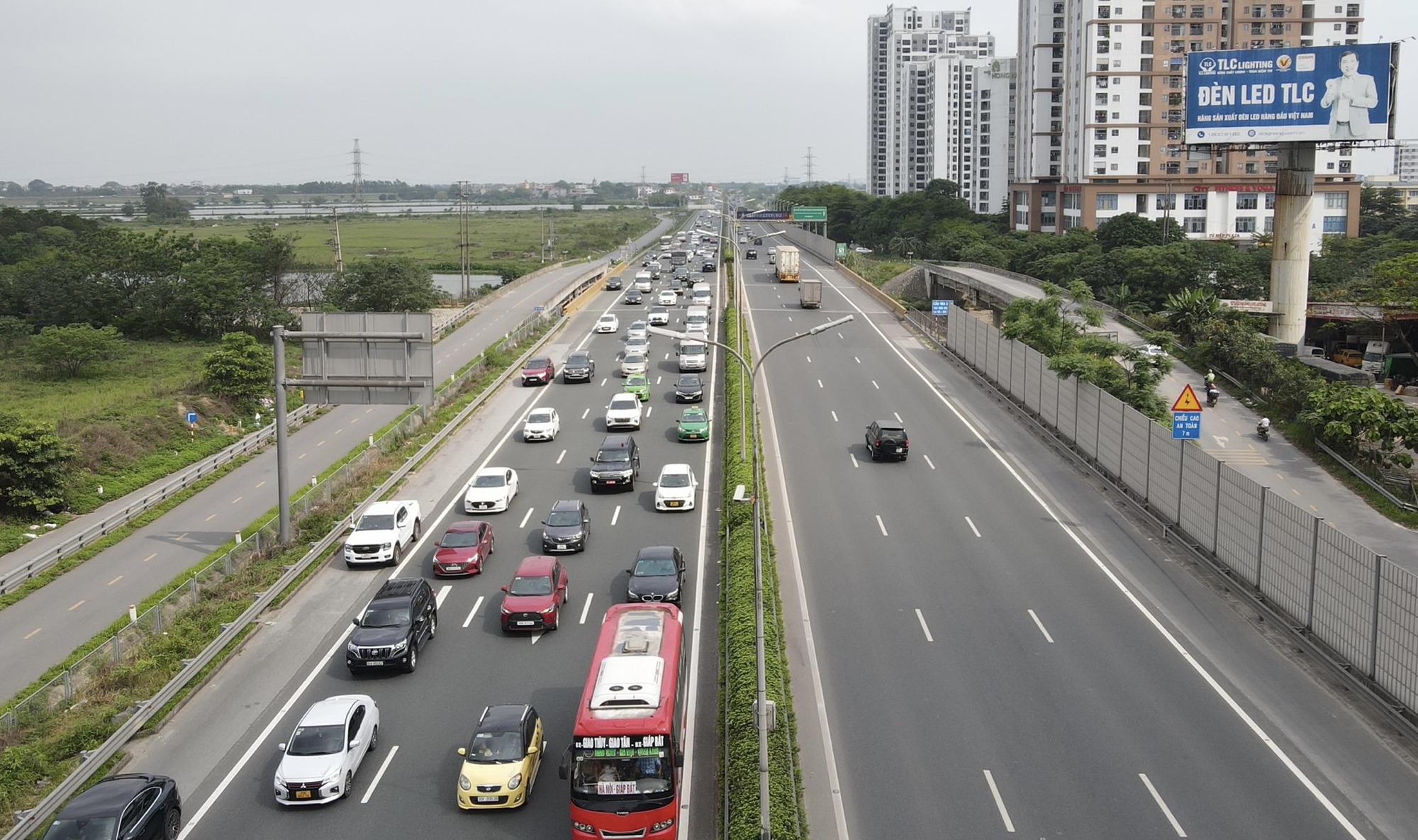 Trở lại Hà Nội sớm 1 ngày, người dân không thoát khỏi ùn tắc - Ảnh 2.