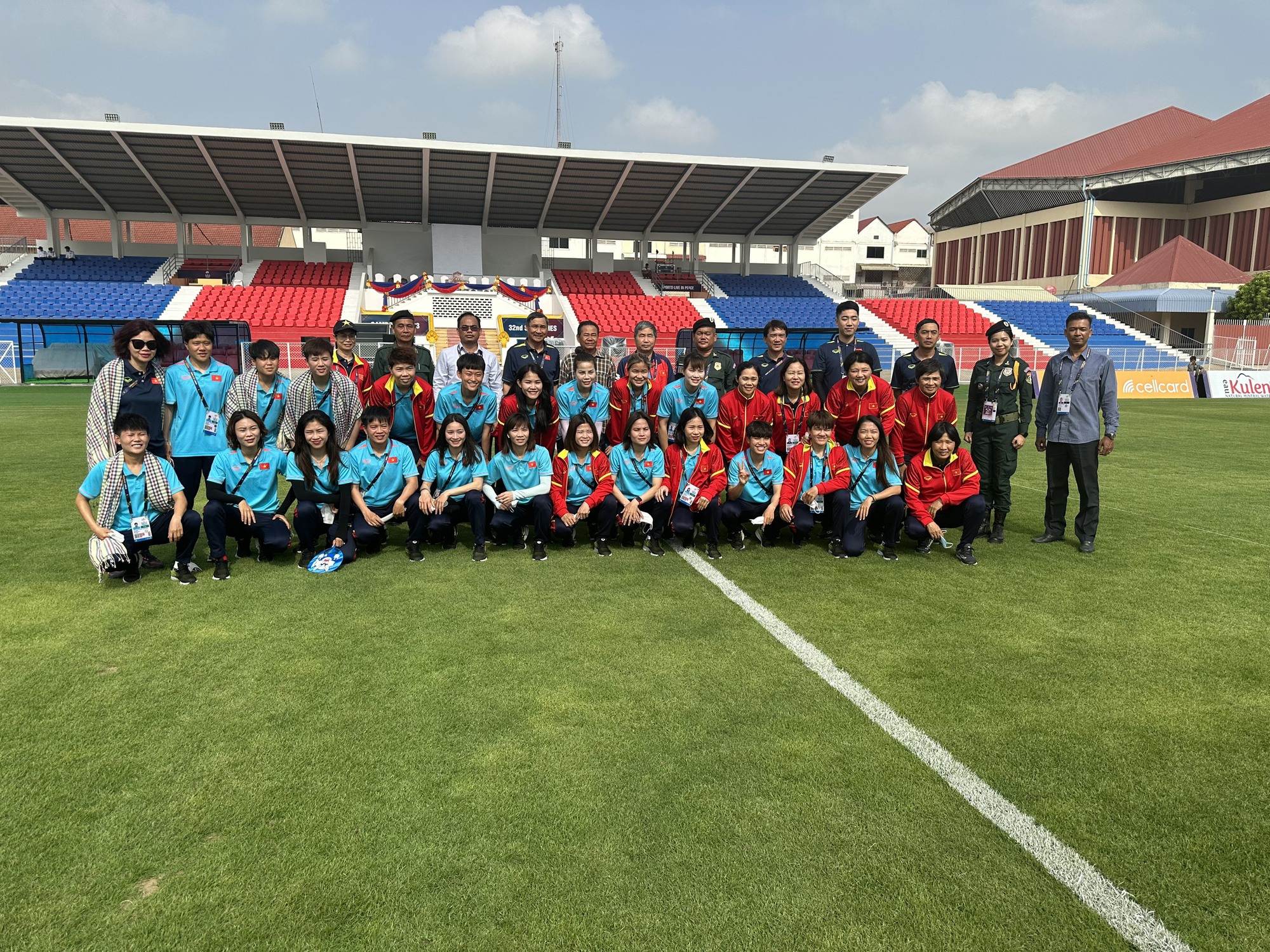 Đội tuyển nữ Việt Nam trải nghiệm mặt cỏ đẹp ở trận đầu SEA Games 32 - Ảnh 1.