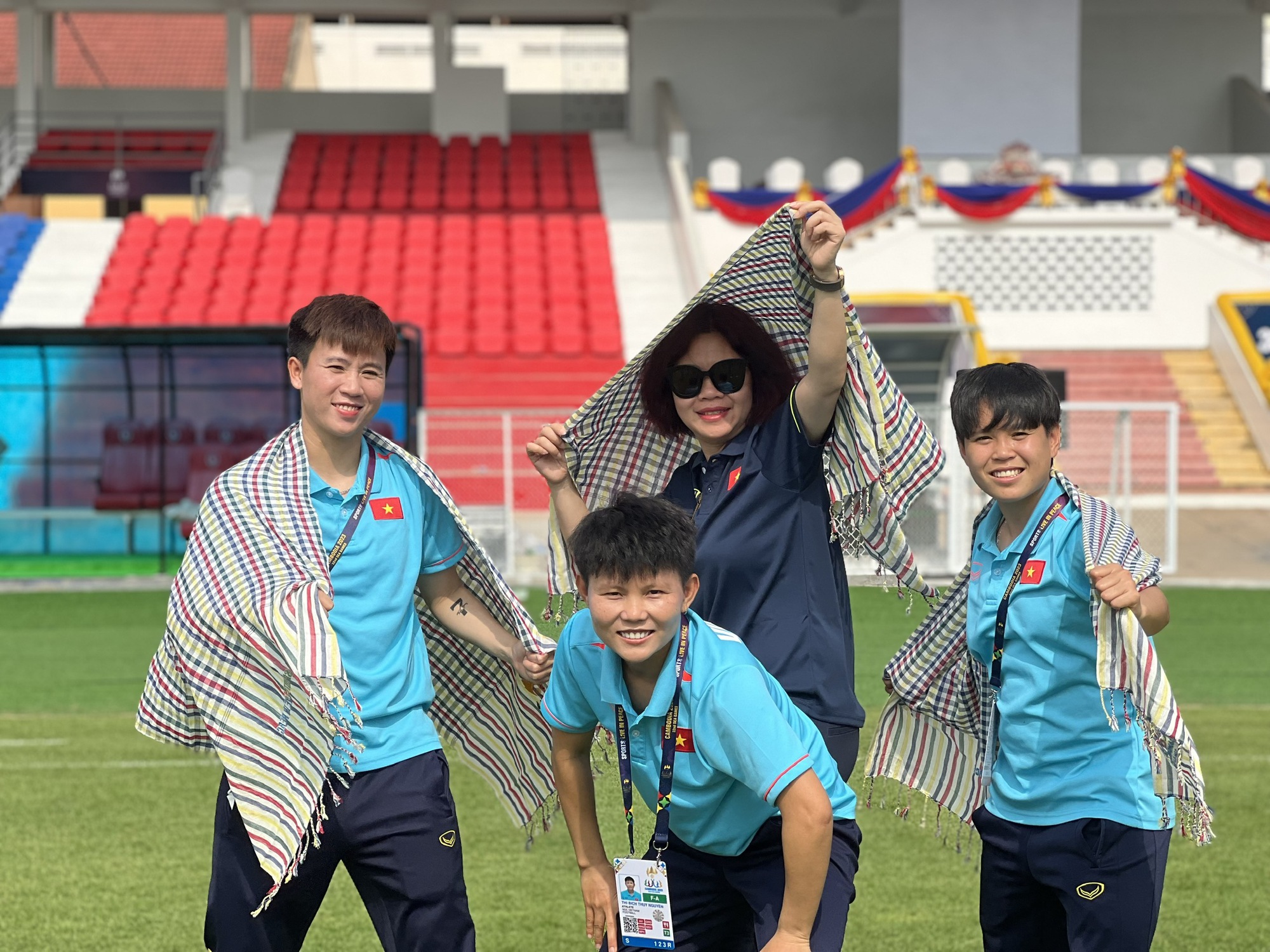 Đội tuyển nữ Việt Nam trải nghiệm mặt cỏ đẹp ở trận đầu SEA Games 32 - Ảnh 2.