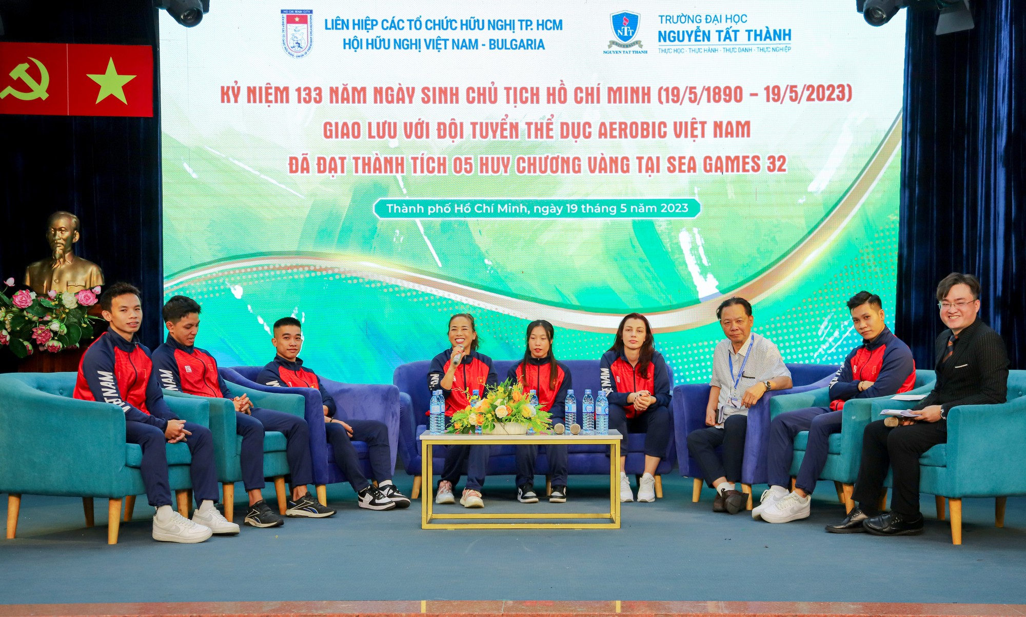 Sau 5 HCV SEA Games 32, tuyển aerobic Việt Nam về nước giao lưu với sinh viên - Ảnh 1.