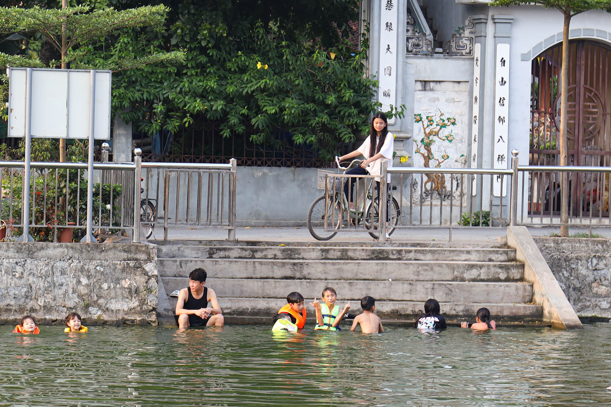 Ao làng thành 'bể bơi miễn phí', người Hà Nội đổ xô đi tắm giải nhiệt - Ảnh 3.