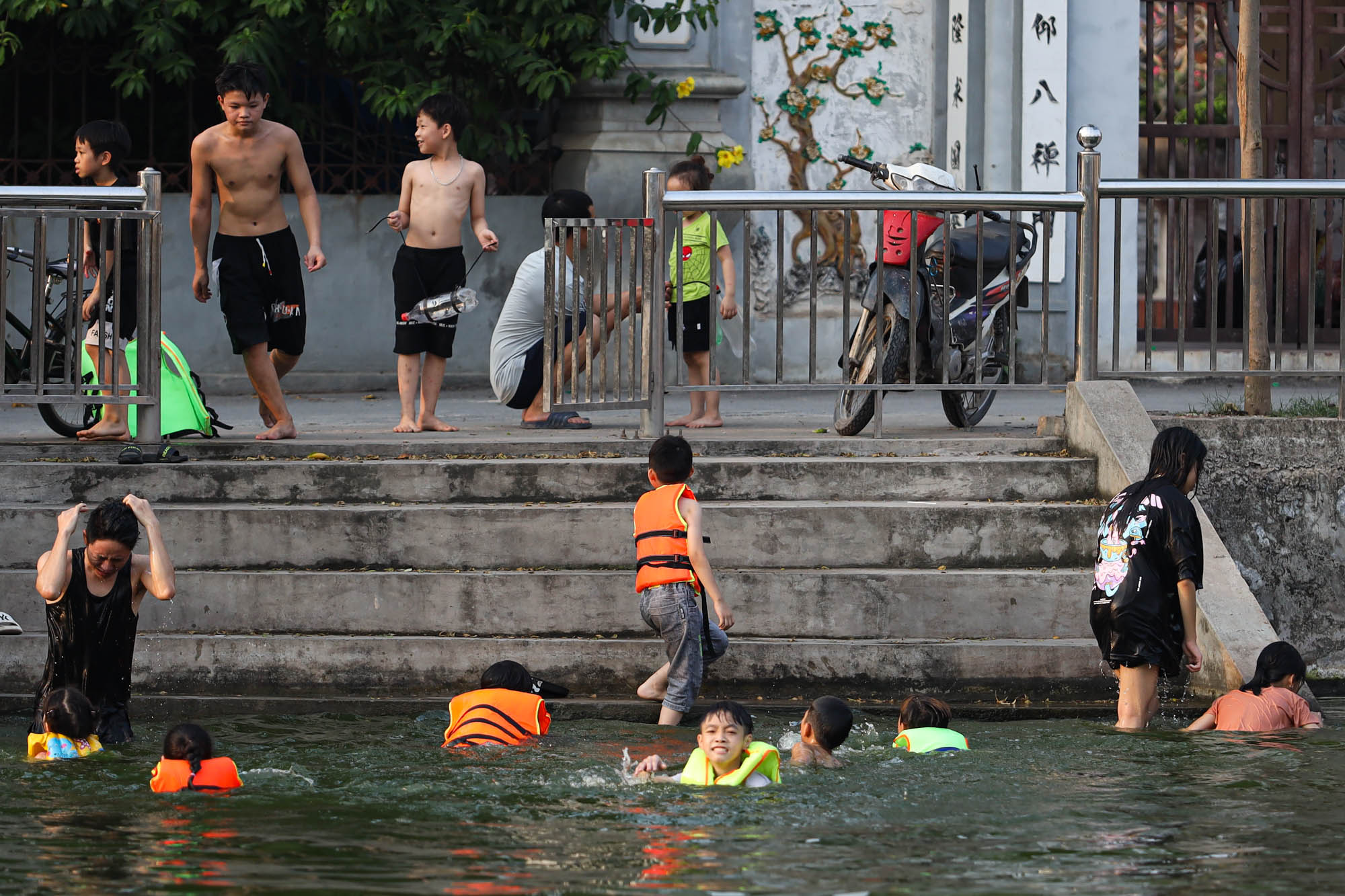 Ao làng thành 'bể bơi miễn phí', người Hà Nội đổ xô đi tắm giải nhiệt - Ảnh 1.
