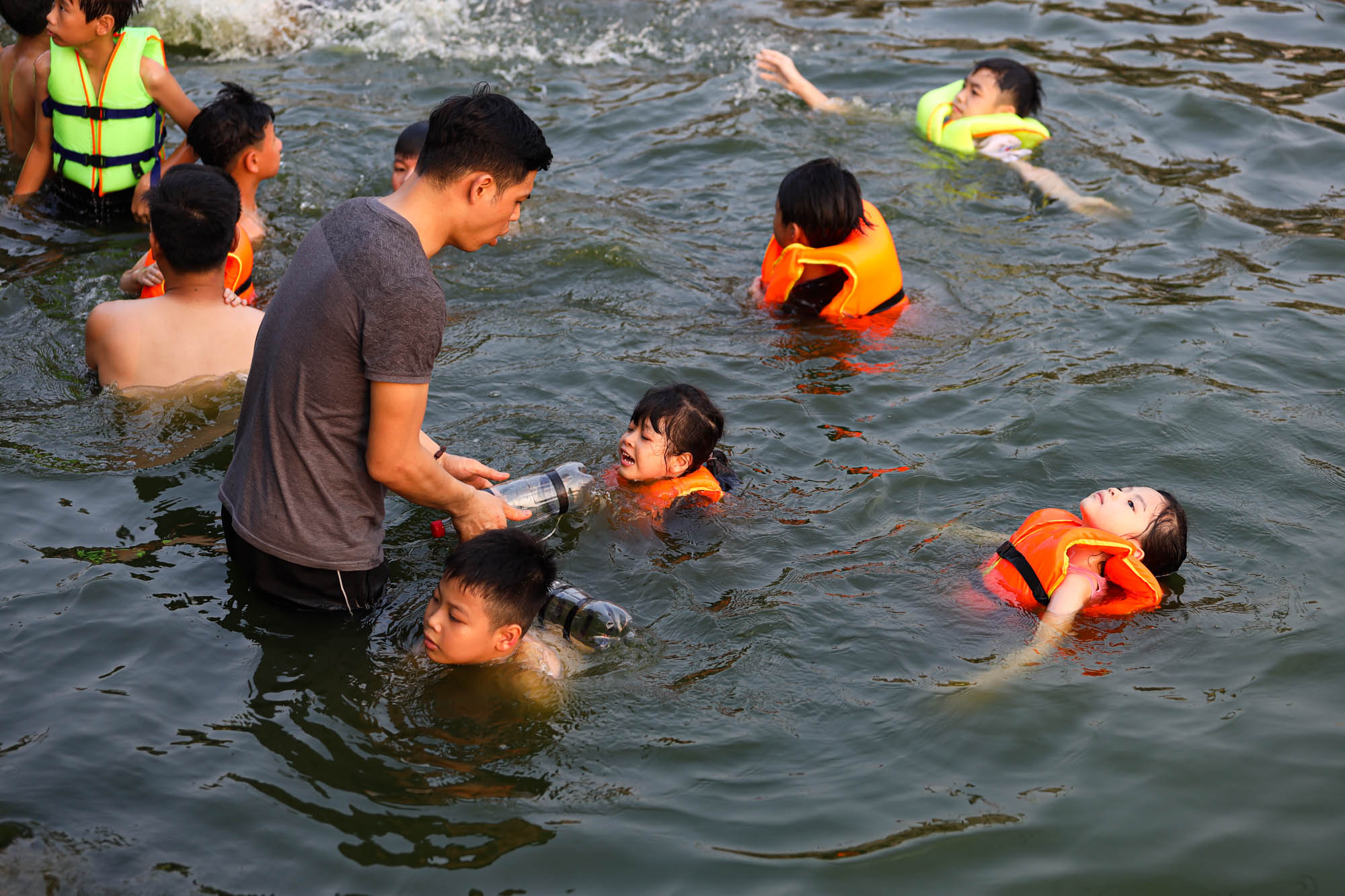 Ao làng thành 'bể bơi miễn phí', người Hà Nội đổ xô đi tắm giải nhiệt - Ảnh 5.