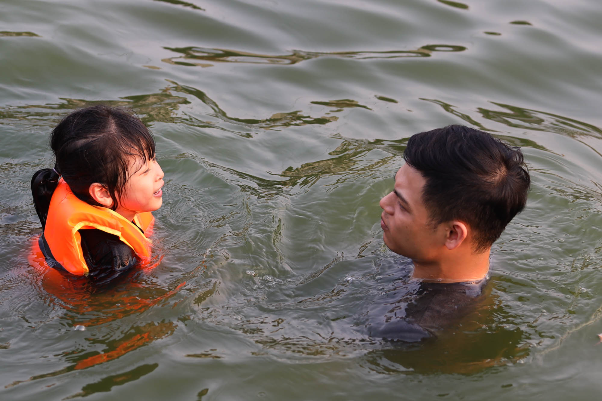 Ao làng thành 'bể bơi miễn phí', người Hà Nội đổ xô đi tắm giải nhiệt - Ảnh 8.