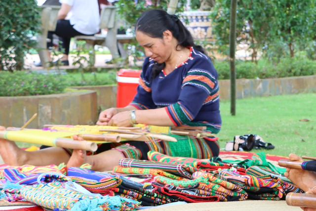 Sự kiện văn hóa tuần qua: Triển lãm tư liệu, ra mắt sách về cuộc đời của Chủ tịch Hồ Chí Minh - Ảnh 2.