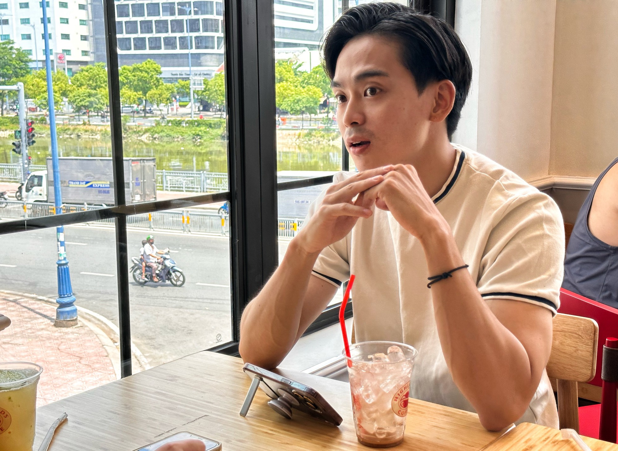 Youtuber Hàn Quốc điển trai sống ở TP.HCM: 'Chắc tôi trở thành người Việt rồi!' - Ảnh 4.