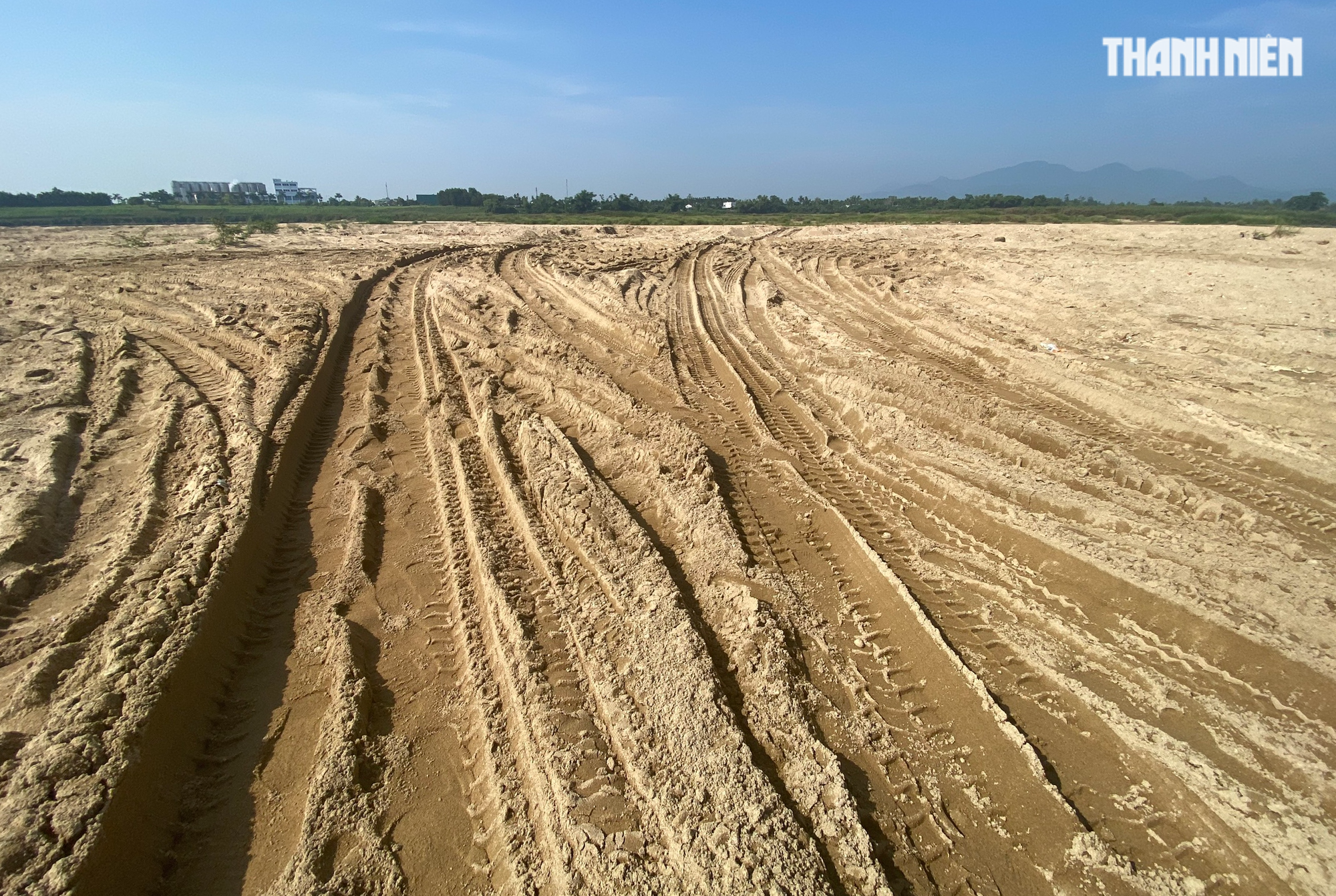 Quảng Ngãi: 'Cát tặc' lộng hành trong khu vực mỏ vừa được đấu giá - Ảnh 6.