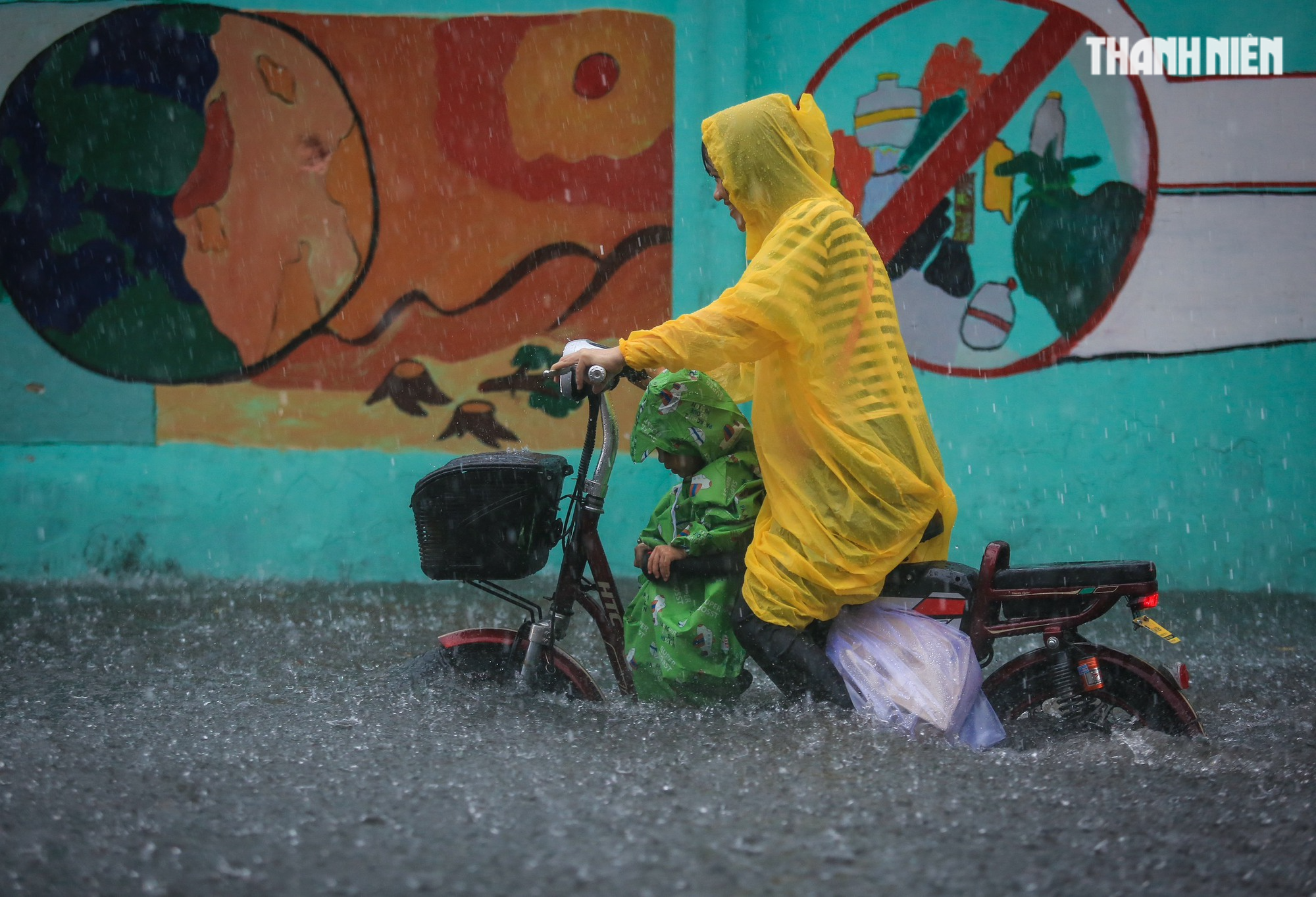 TP.HCM sau trận mưa xối xả trưa nay: Nước ngập tới yên xe, chết máy la liệt - Ảnh 4.