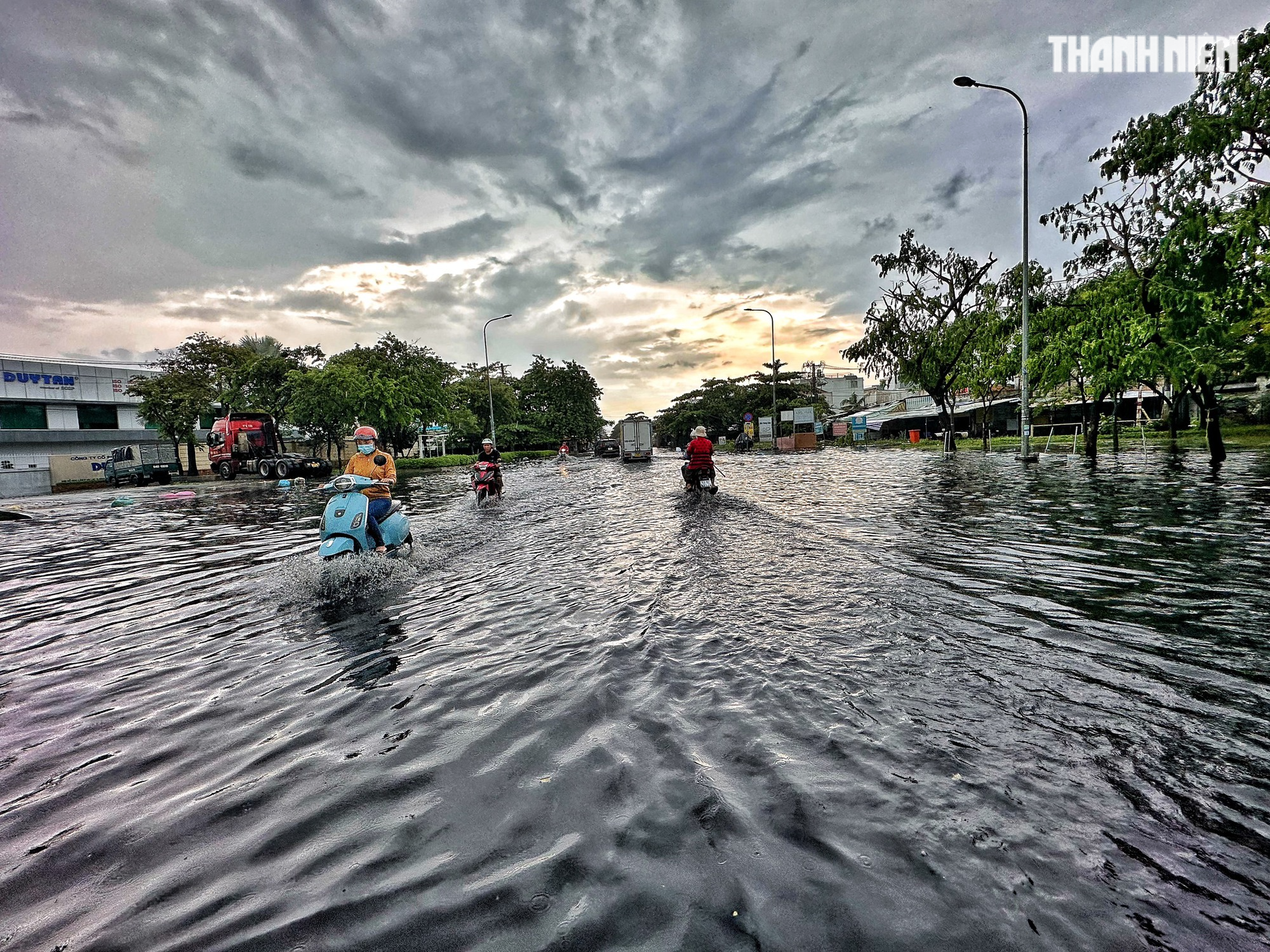 TP.HCM sau trận mưa xối xả trưa nay: Nước ngập tới yên xe, chết máy la liệt - Ảnh 9.