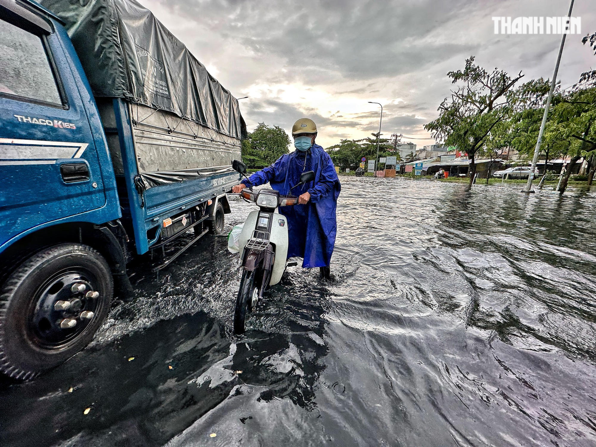 TP.HCM sau trận mưa xối xả trưa nay: Nước ngập tới yên xe, chết máy la liệt - Ảnh 12.