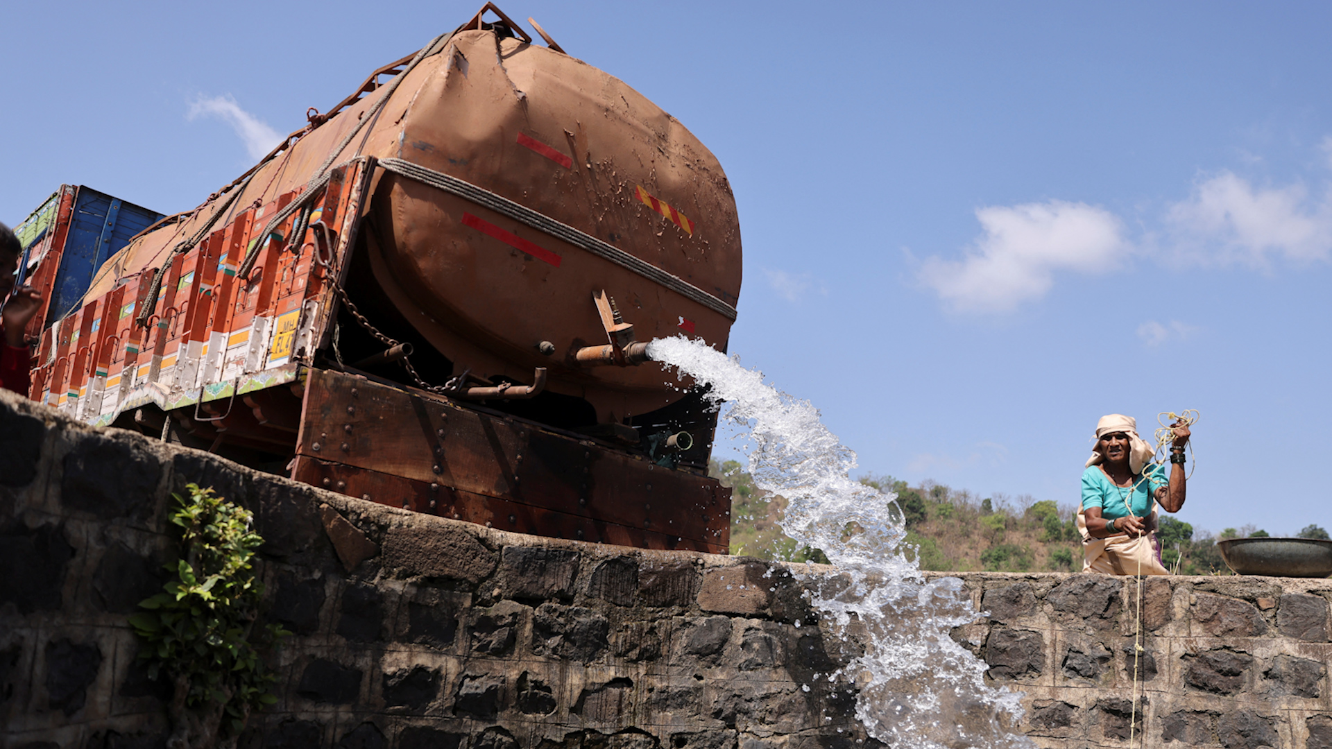 Hành trình lấy nước đầy gian nan ở Ấn Độ - Ảnh 1.