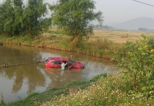 Hà Tĩnh: Xe ô tô lao xuống hồ nước, tài xế tử vong - Ảnh 2.